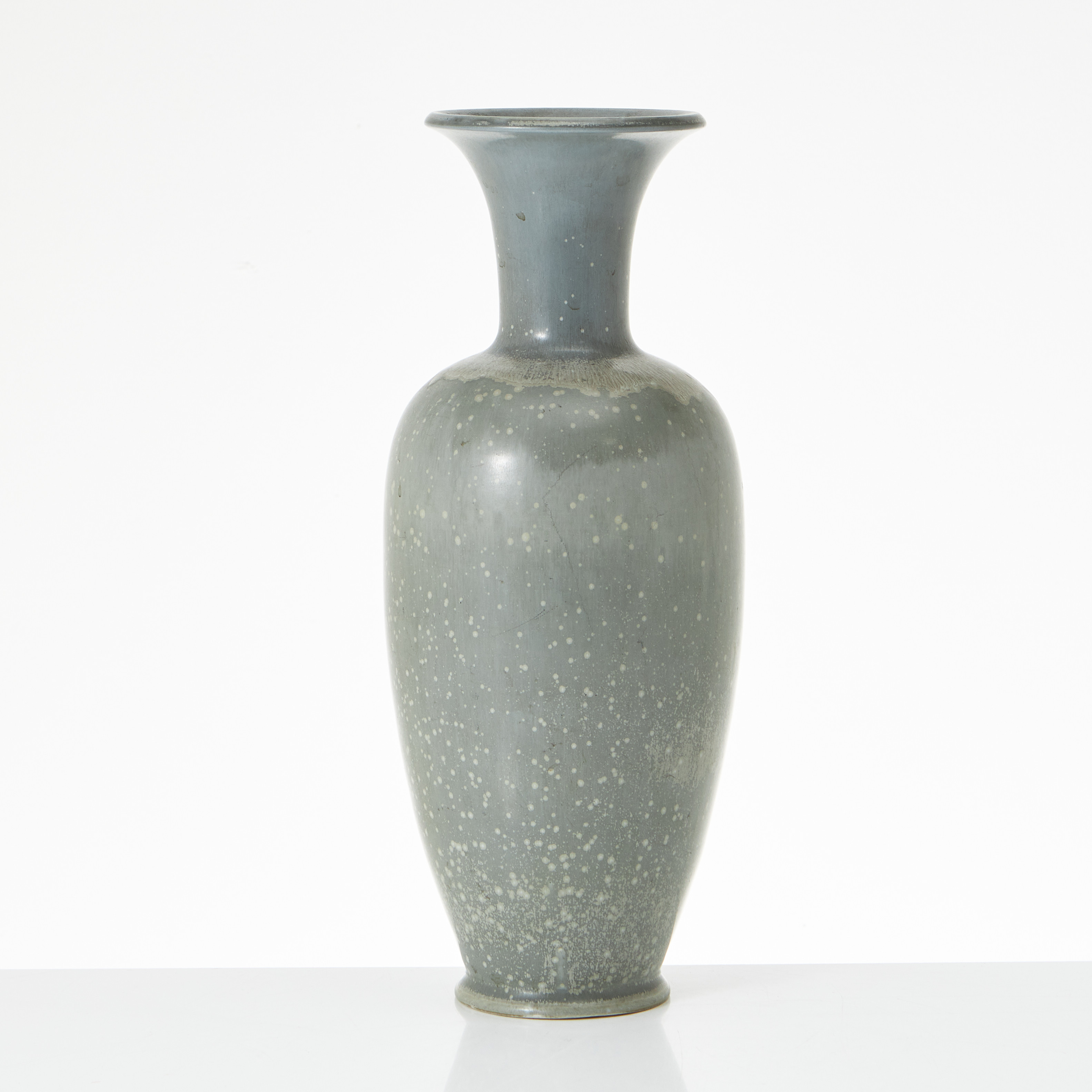 GUNNAR NYLUND. (Sverige, 1904–1997). Vas, glaserat stengods, monogramsignerad G.N, Rörstrand Ateljé.