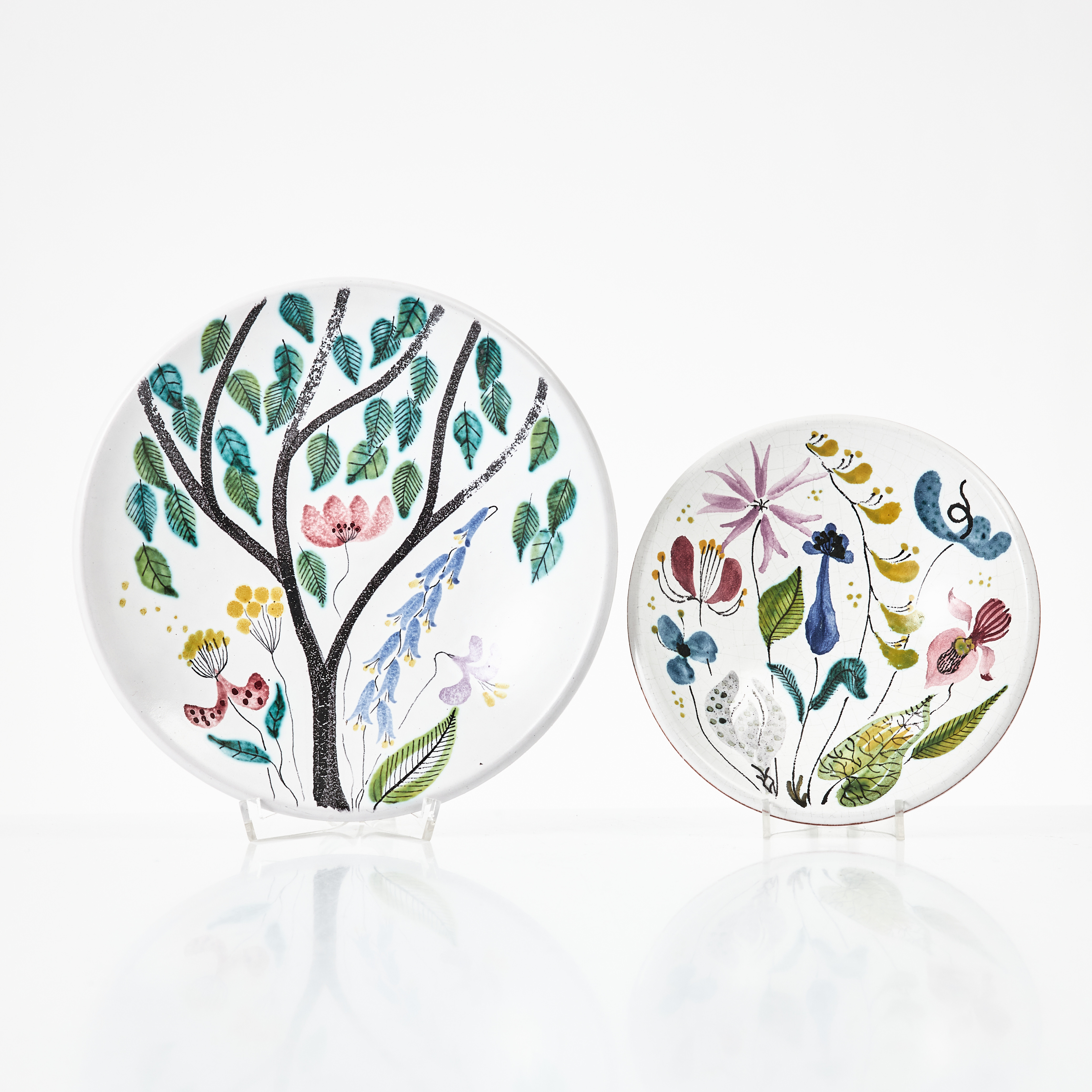 STIG LINDBERG. Fat, 2 st, fajans, träd och blomsterdekor, Gustavsberg Studio.