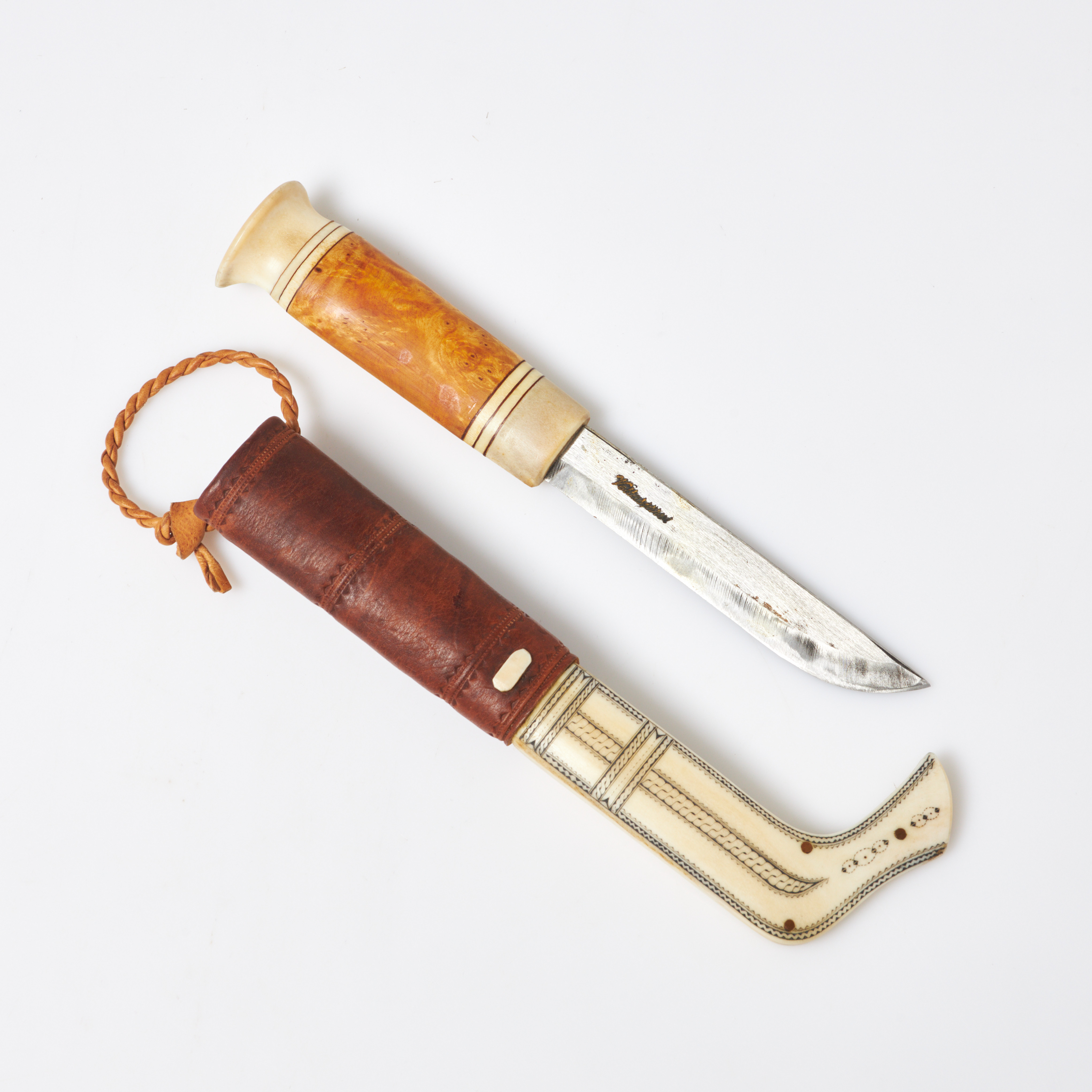 JOHAN TURI. d.y. kniv, halvhorn, Kiruna.