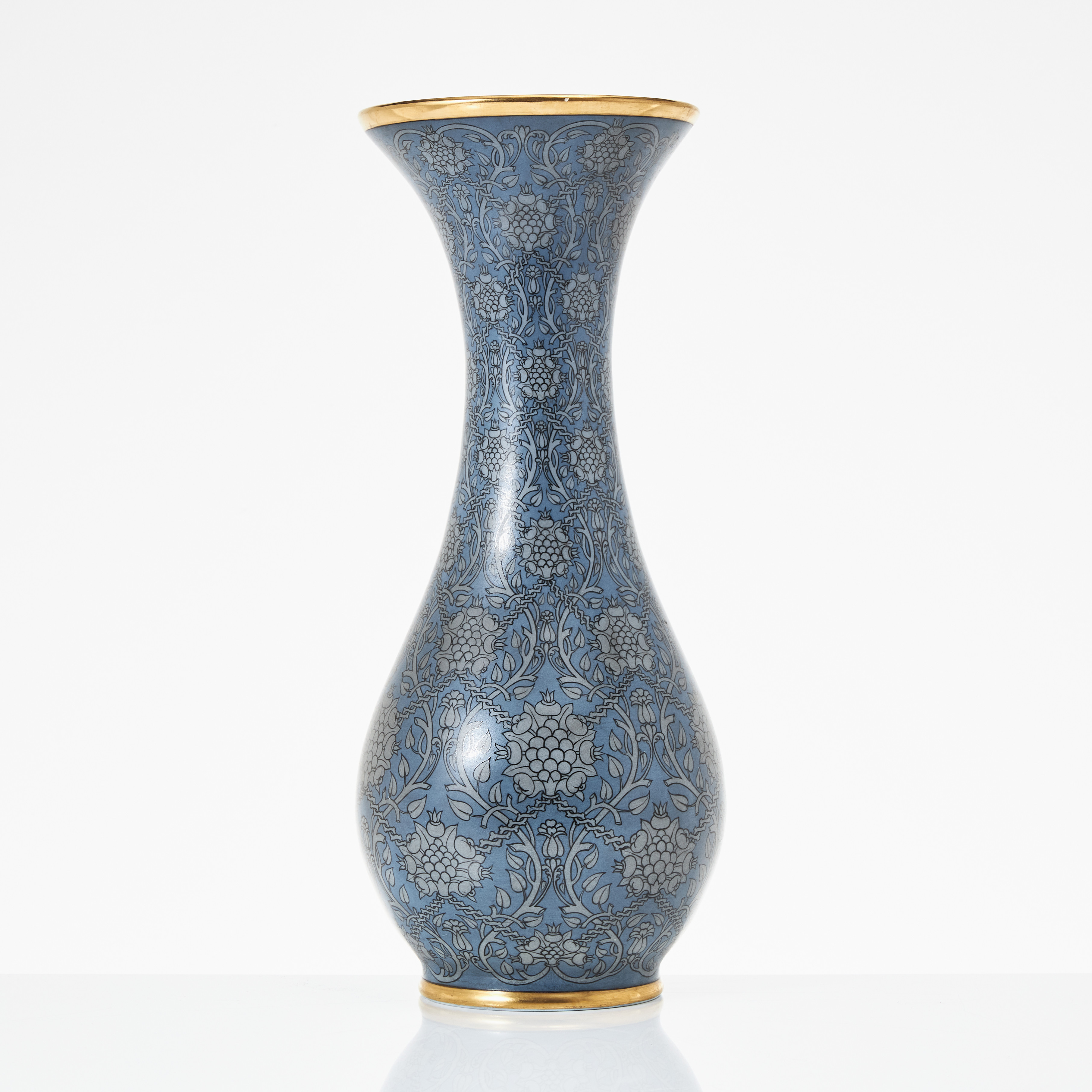 VAS, porslin, 1900-talets andra hälft, blåglaserad med dekor av blad- och blomsterslingor, fot och mynning i guld.