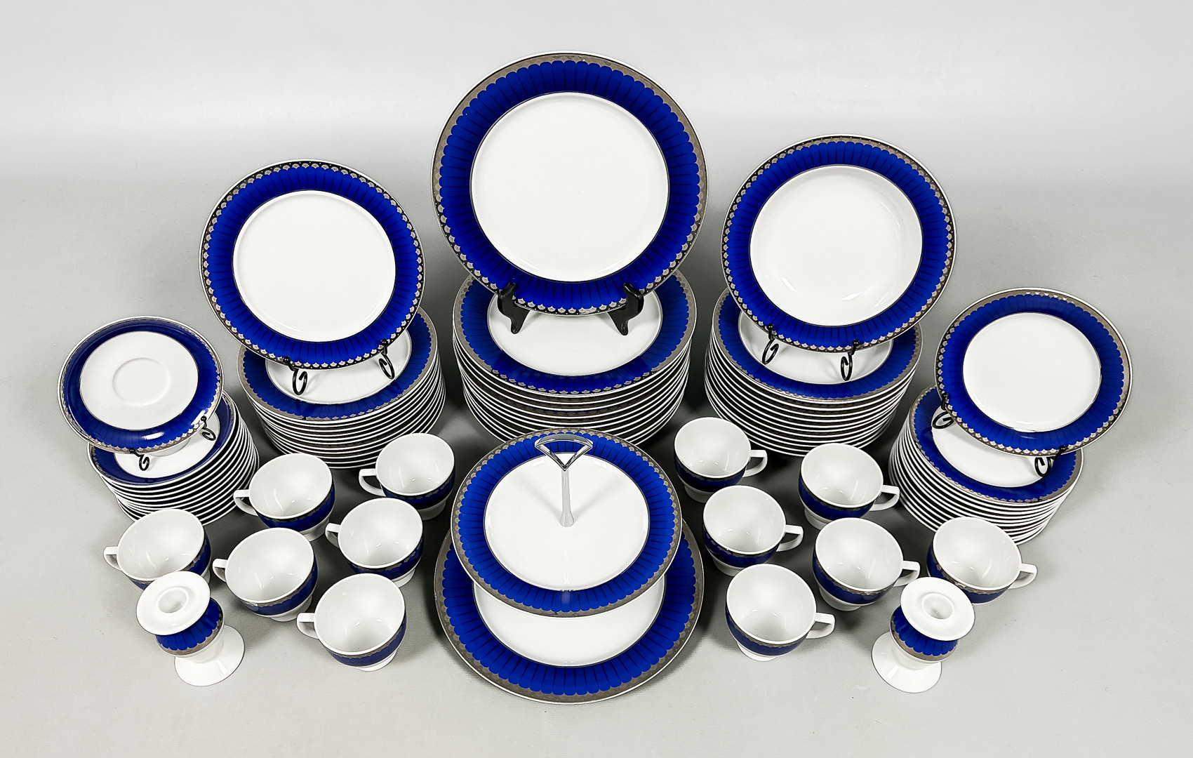 SIGVARD BERNADOTTE. SERVISDELAR, 75 delar, "Marianne Royal Blue", Fyrklövern.