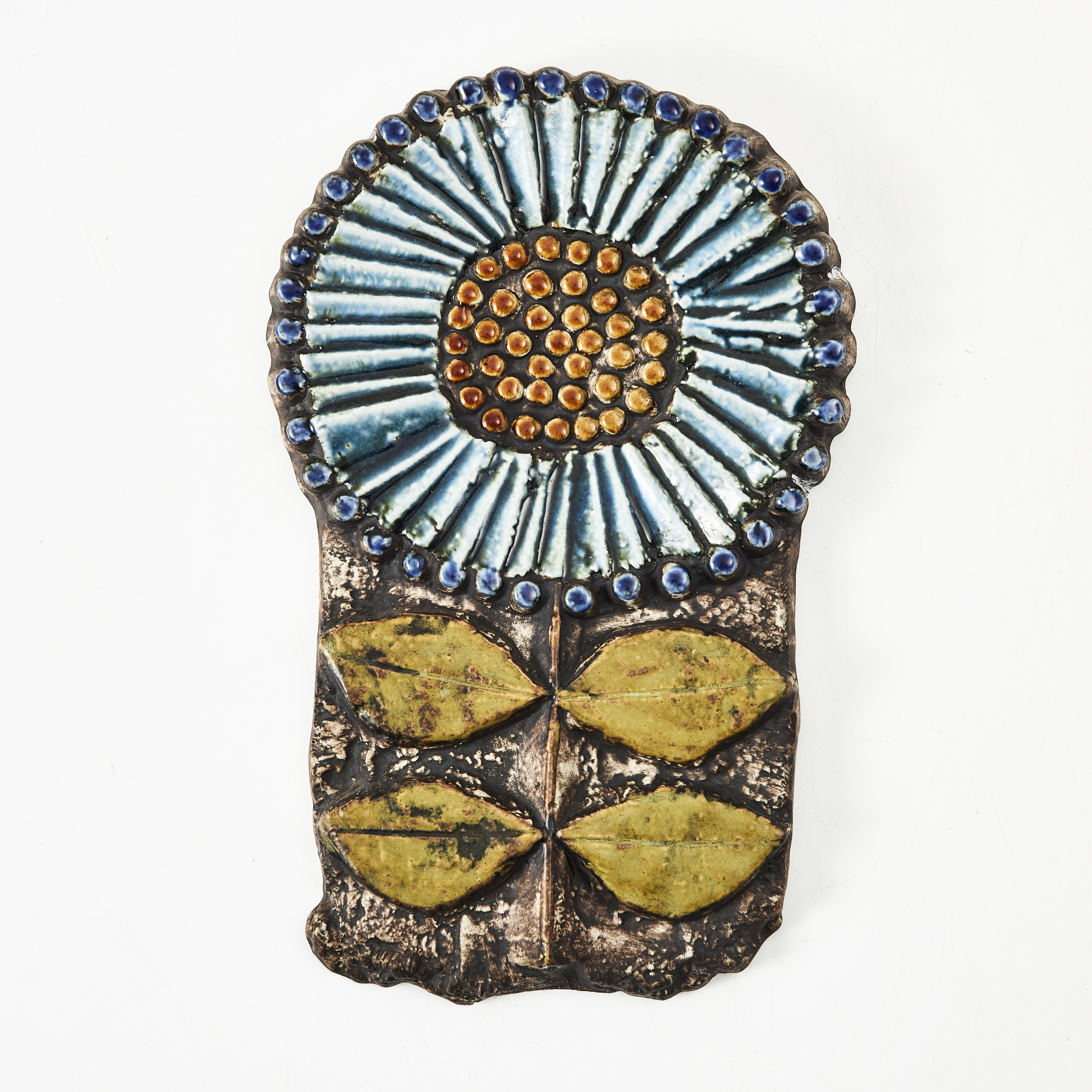 LISA LARSON. Väggplakett, glaserat stengods, i form av en blomma med dekor i relief, stämpelmärkt.