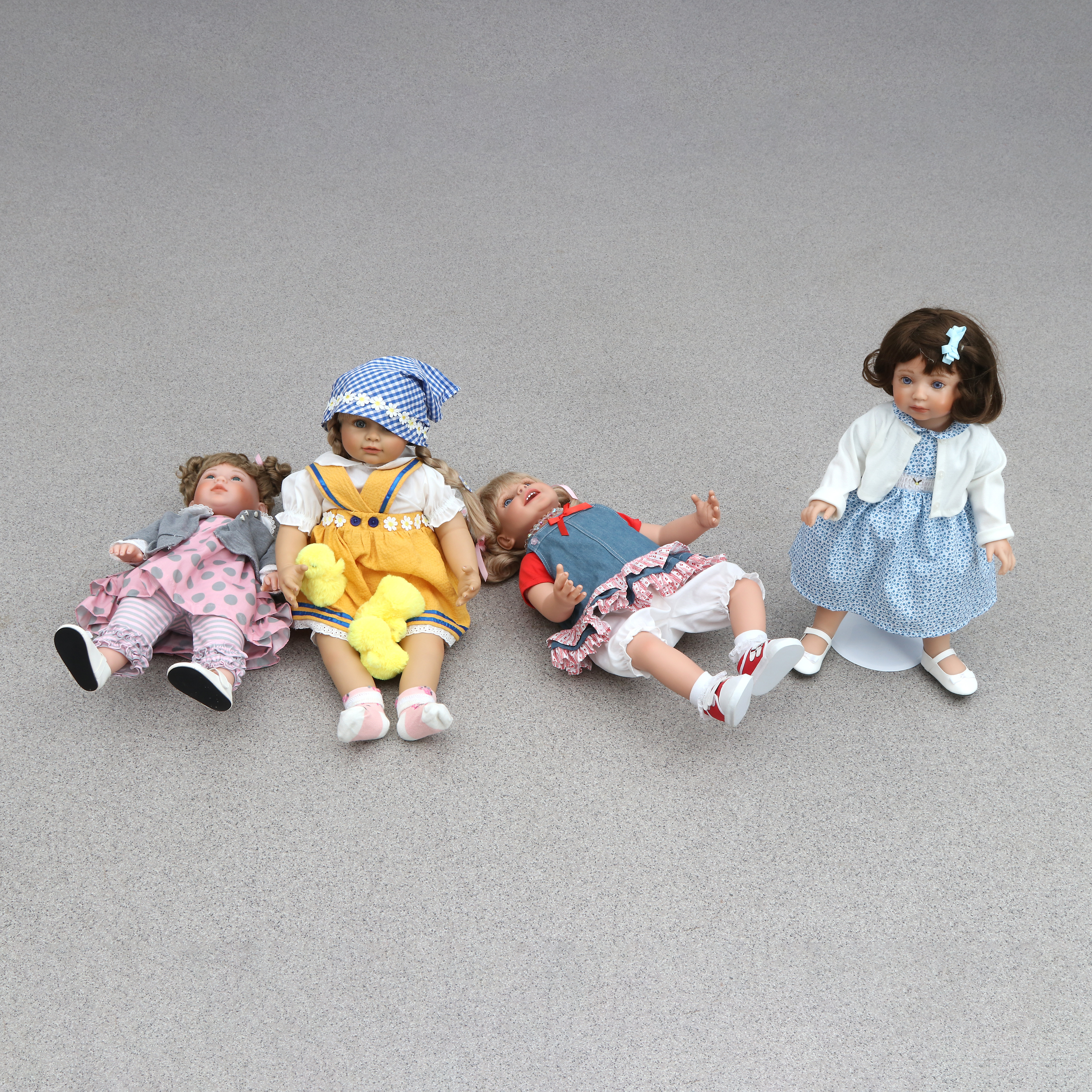 ASHTON DRAKE GALERIES, DOCKOR, FYRA ST. Vinyl med ledade och textila kroppar.