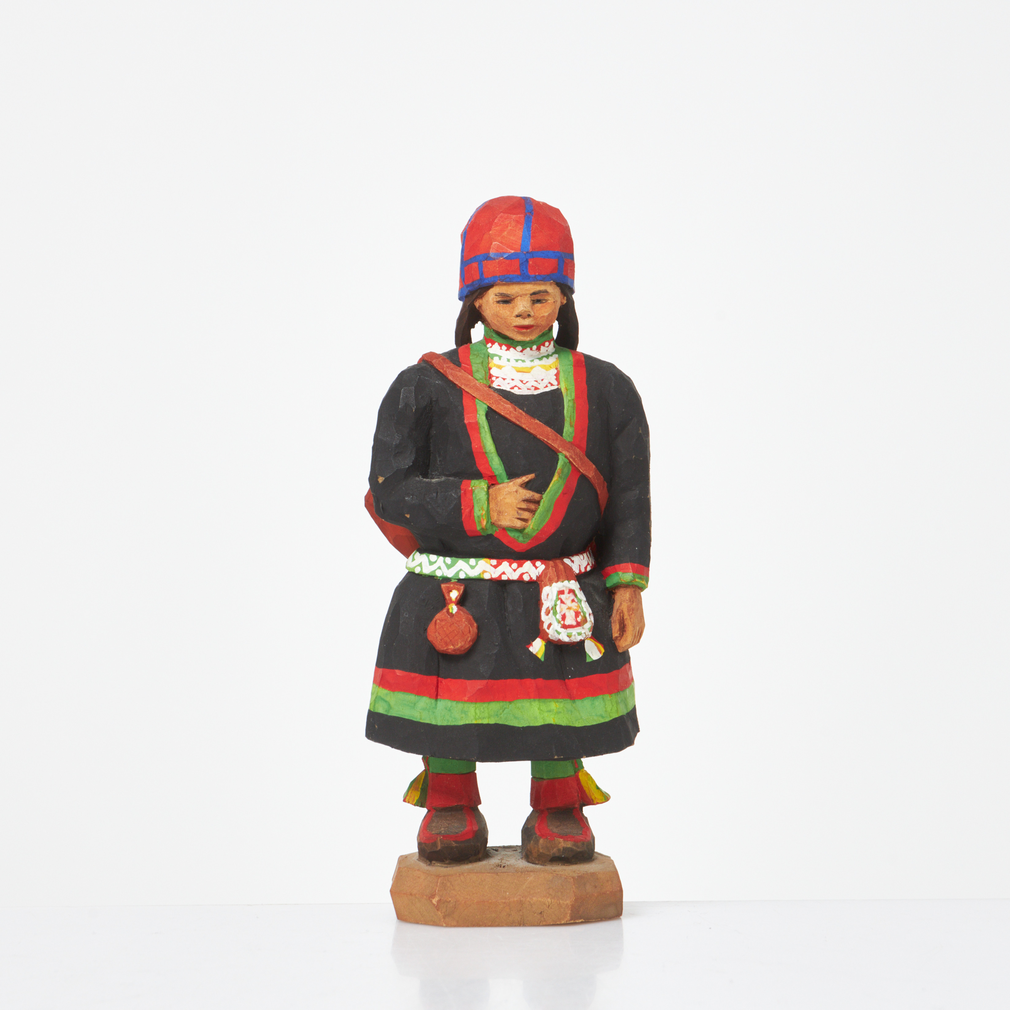 TORBORG LINDBERG KARLSSON. träfigur, samiskt kvinna med komse, signerad.