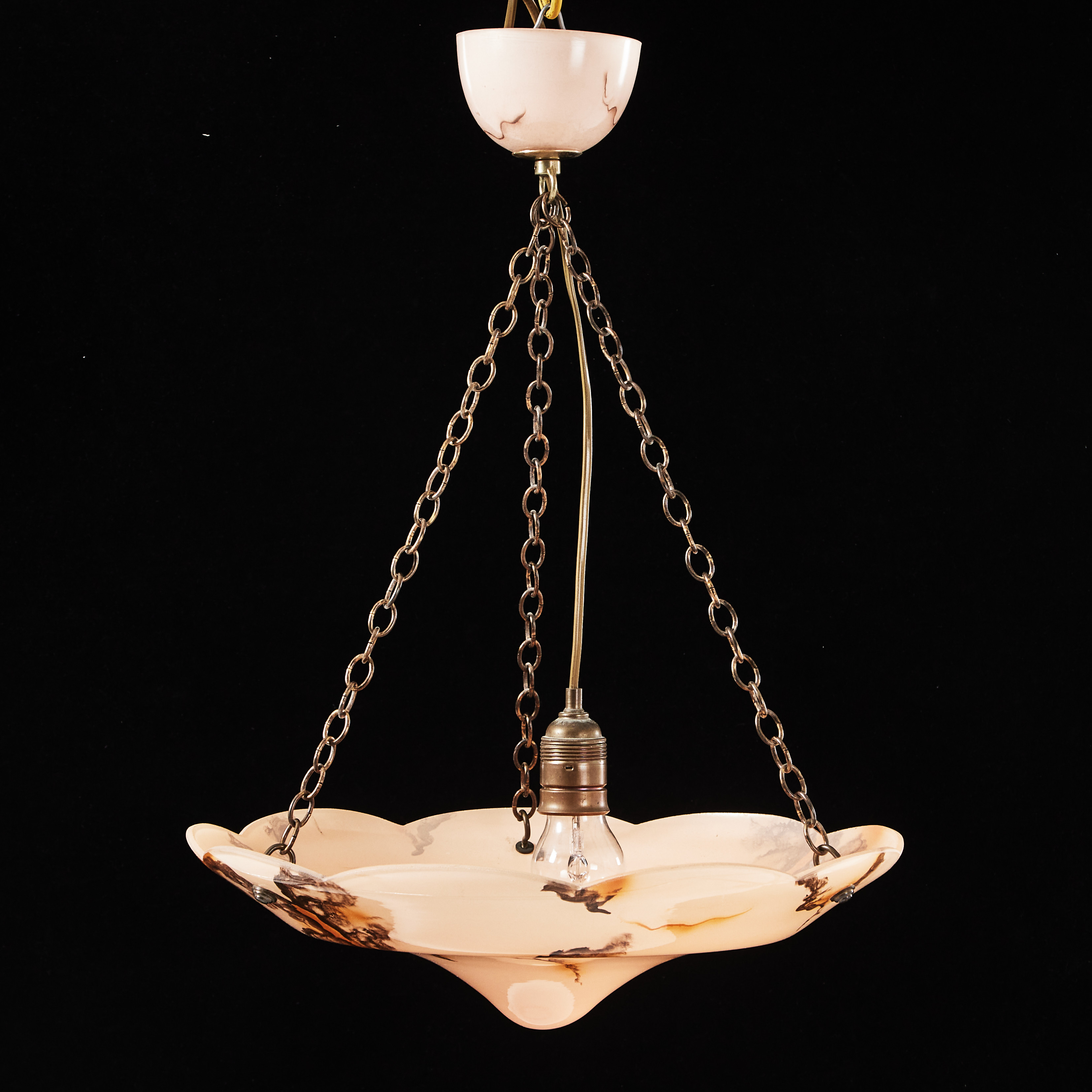 AMPEL, 1900-talets första hälft, upphängning i mässing, kupa och kåpa i rosamarmorerat glas.