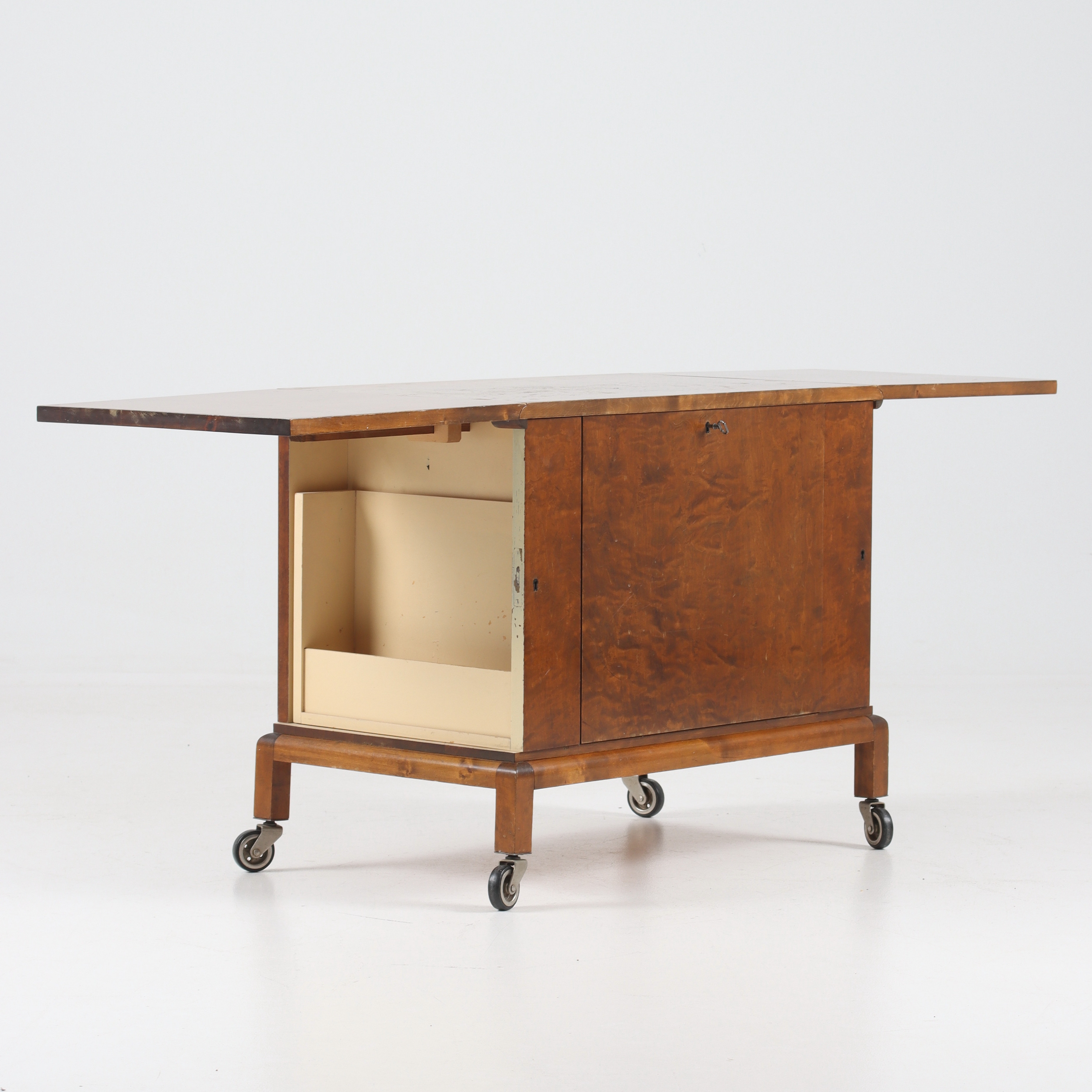 BARSKÅP, på hjultrissor, björk, art deco, 1920/30-tal.