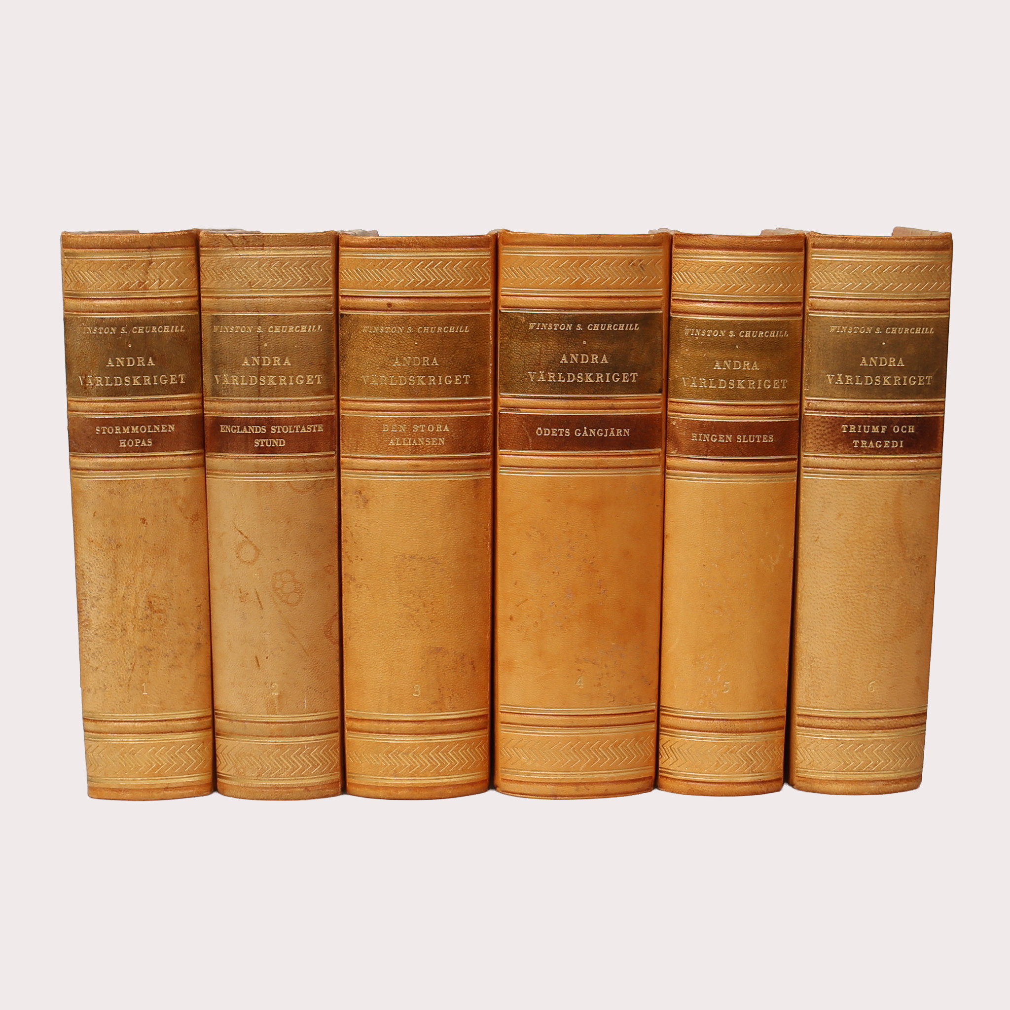 WINSTON CHURCHILLS BERÖMDA SVIT OM ANDRA VÄRLDSKRIGET I VACKRA BAND.