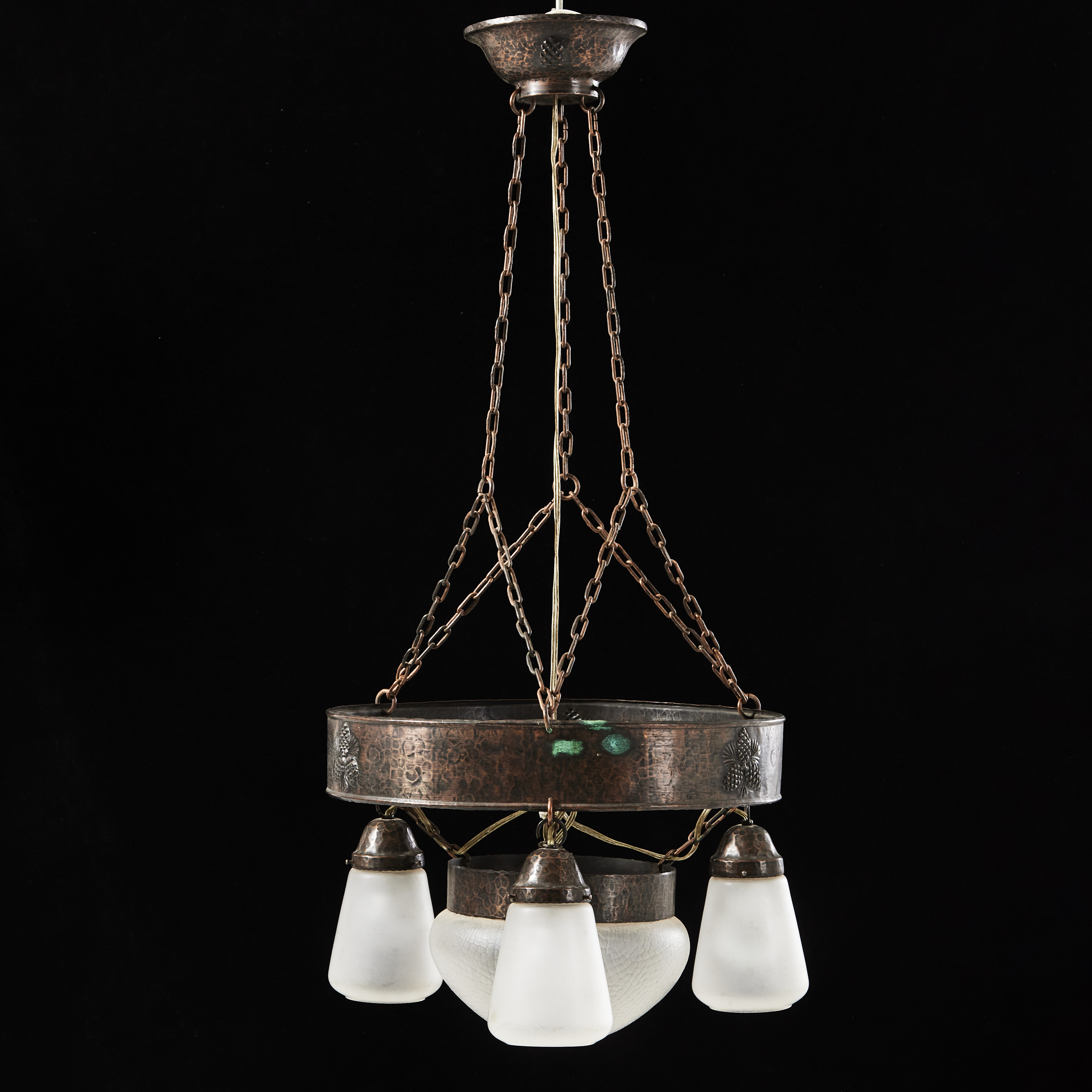 BÖHLMARKS, takarmatur, 1900-talets början, jugend, stomme i koppar, ringen med dekor av kottar i relief, frostade kupor.