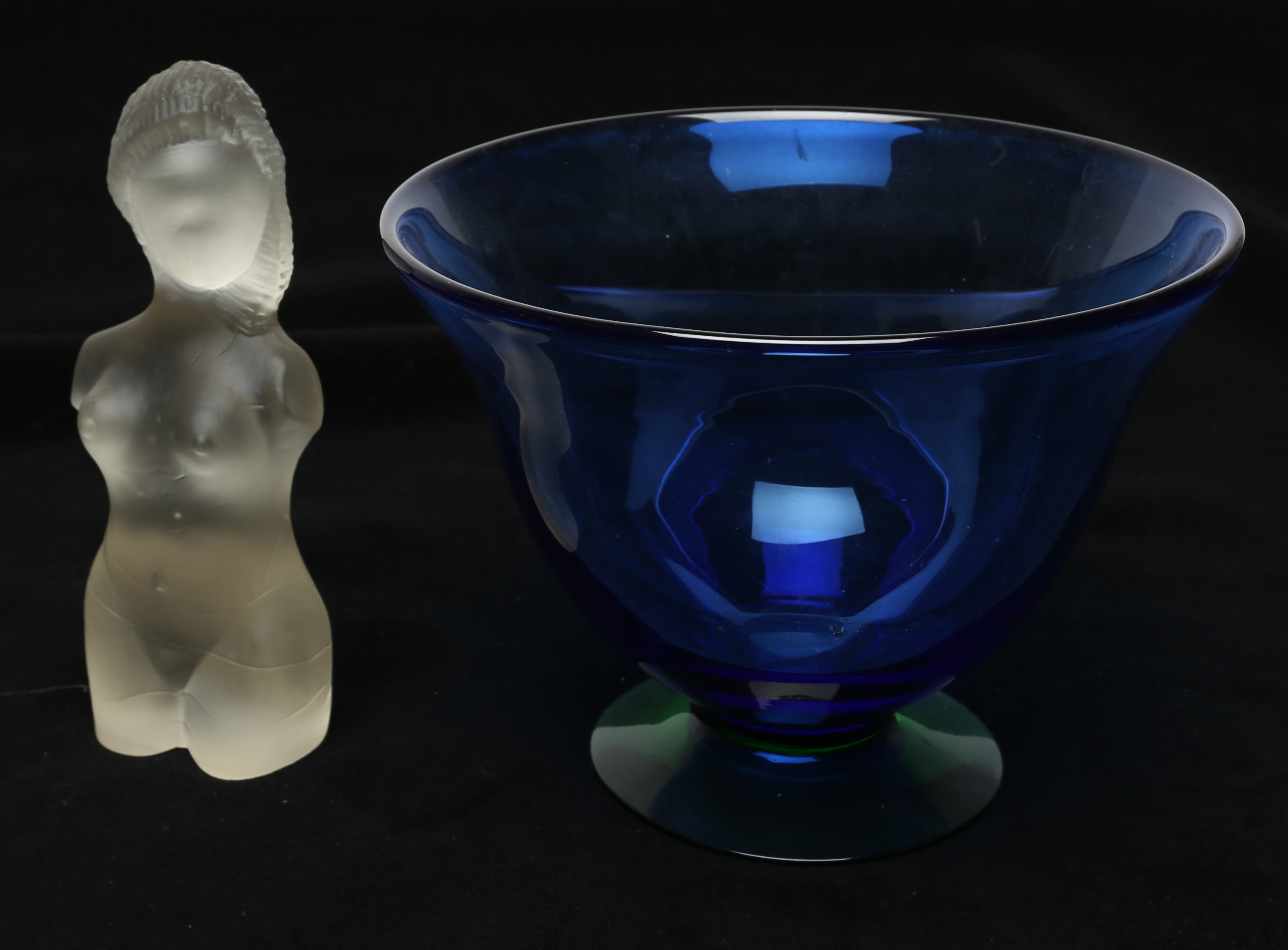 GLASFÖREMÅL, 2 st, Orrefors och Pukeberg.