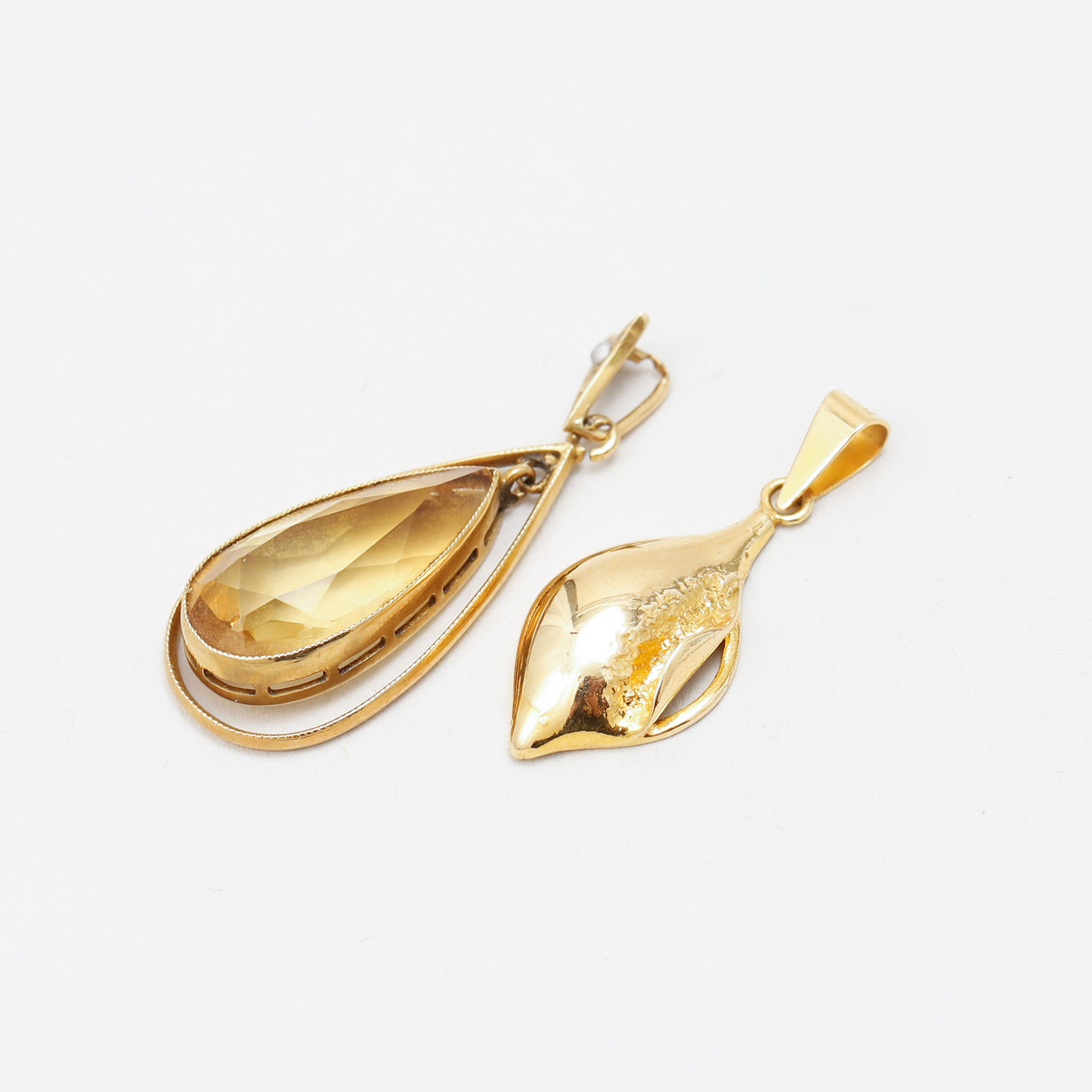 HÄNGEN, 2 st, 18k guld, citrin, totalvikt ca 3 gram.