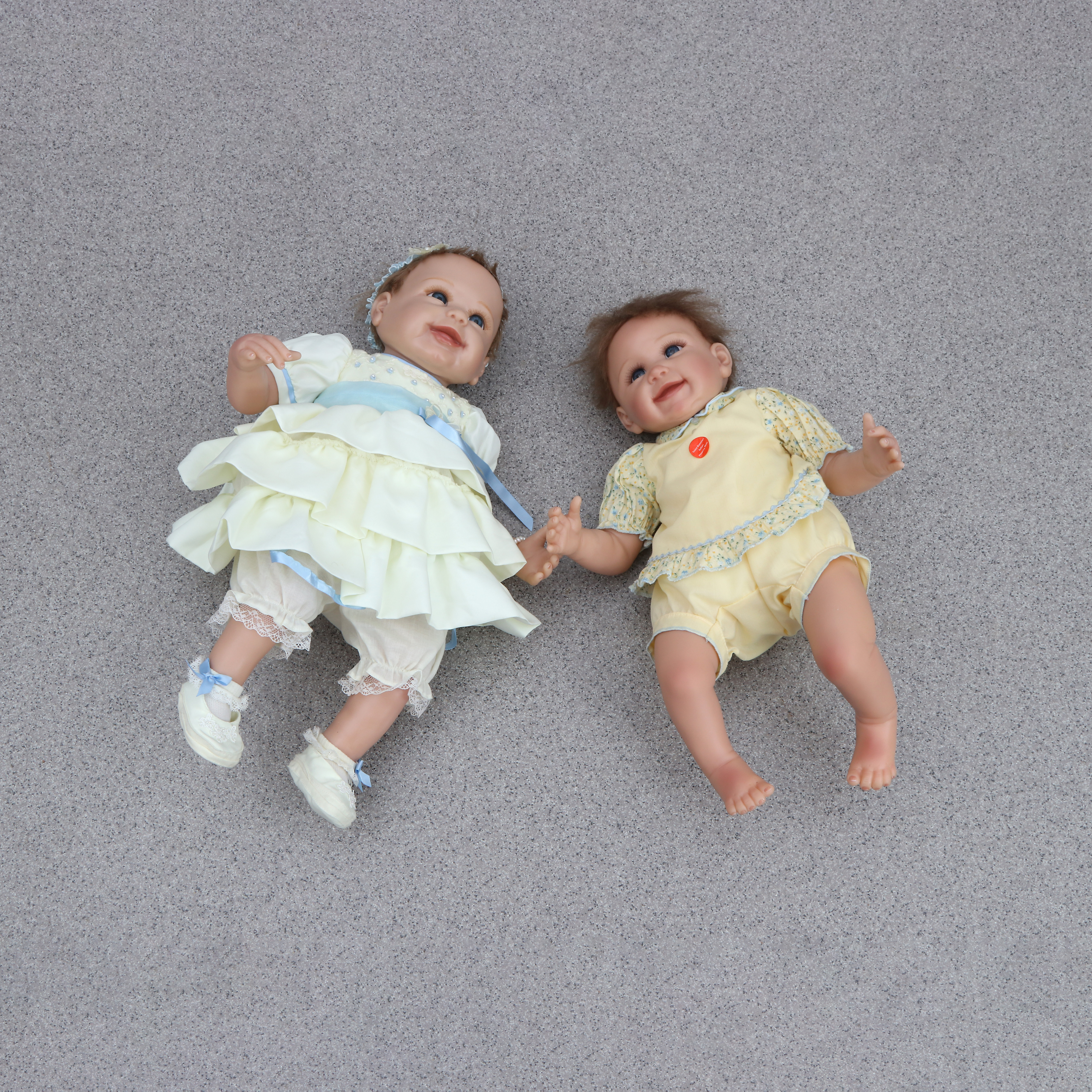 LINDA MURRAY, BEBISDOCKOR, TVÅ ST. Vinyl med ledade och delvis textila kroppar.