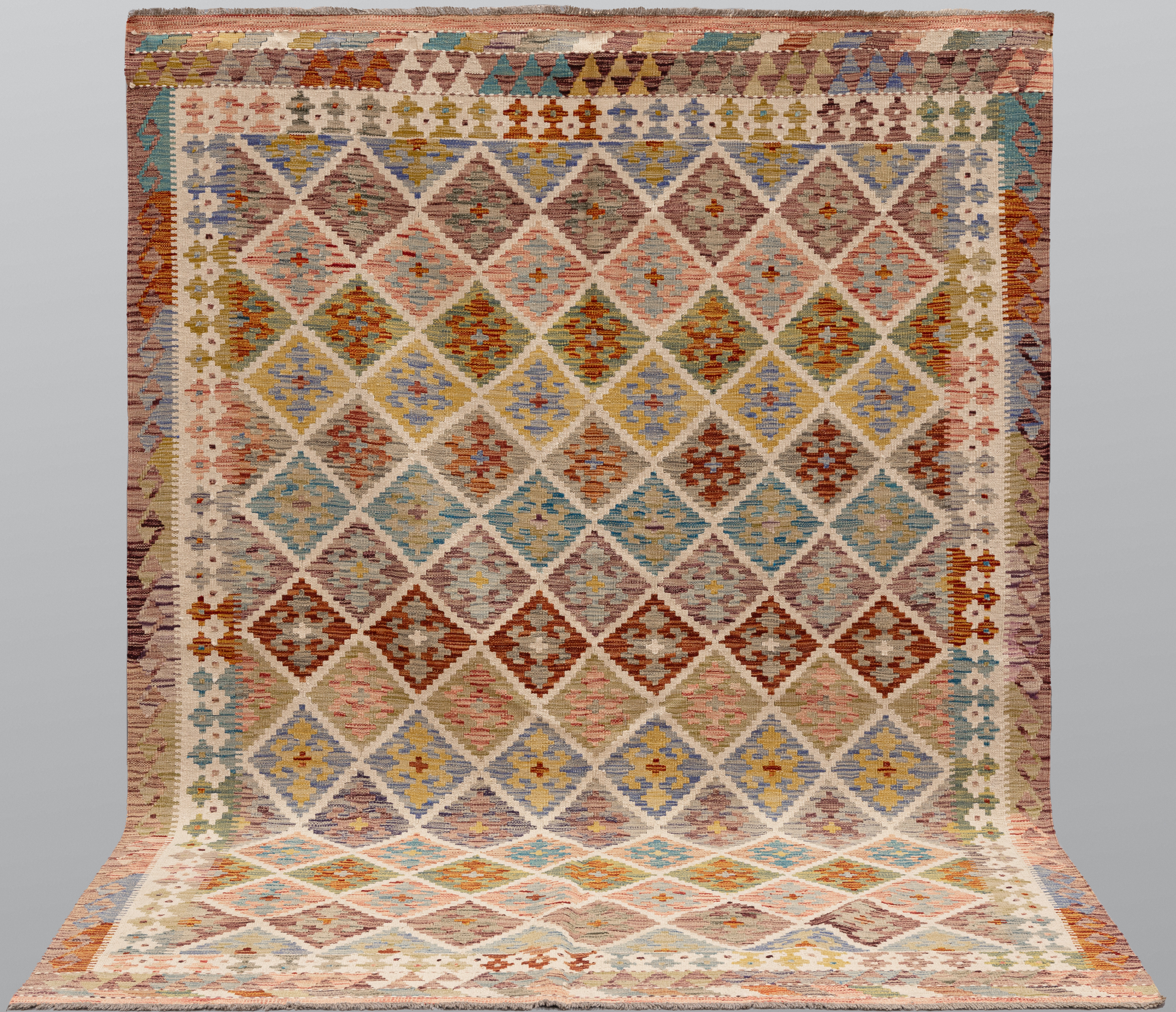 MATTA. Kelim klassisk design, 246 x 181 cm.