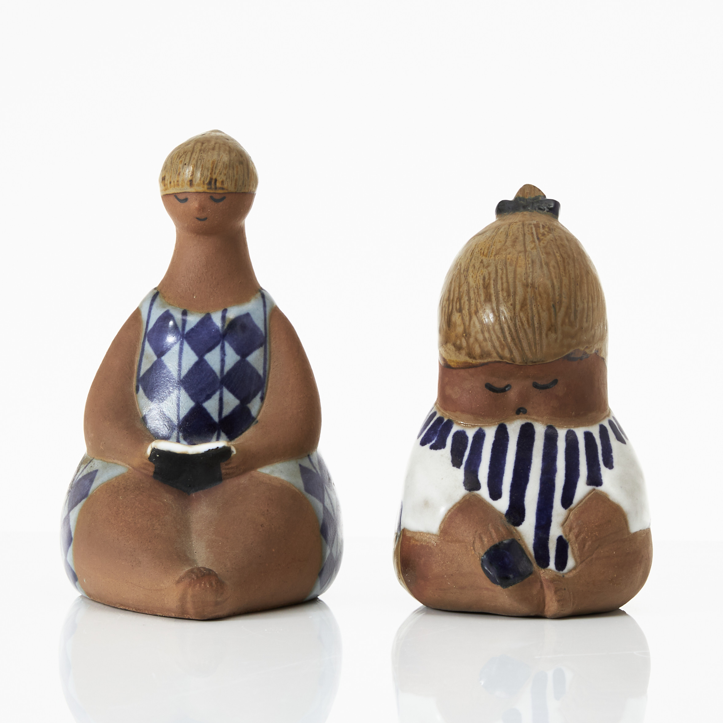 LISA LARSON. Figuriner, glaserad keramik, "Johanna" och "Amalia", Gustavsberg.