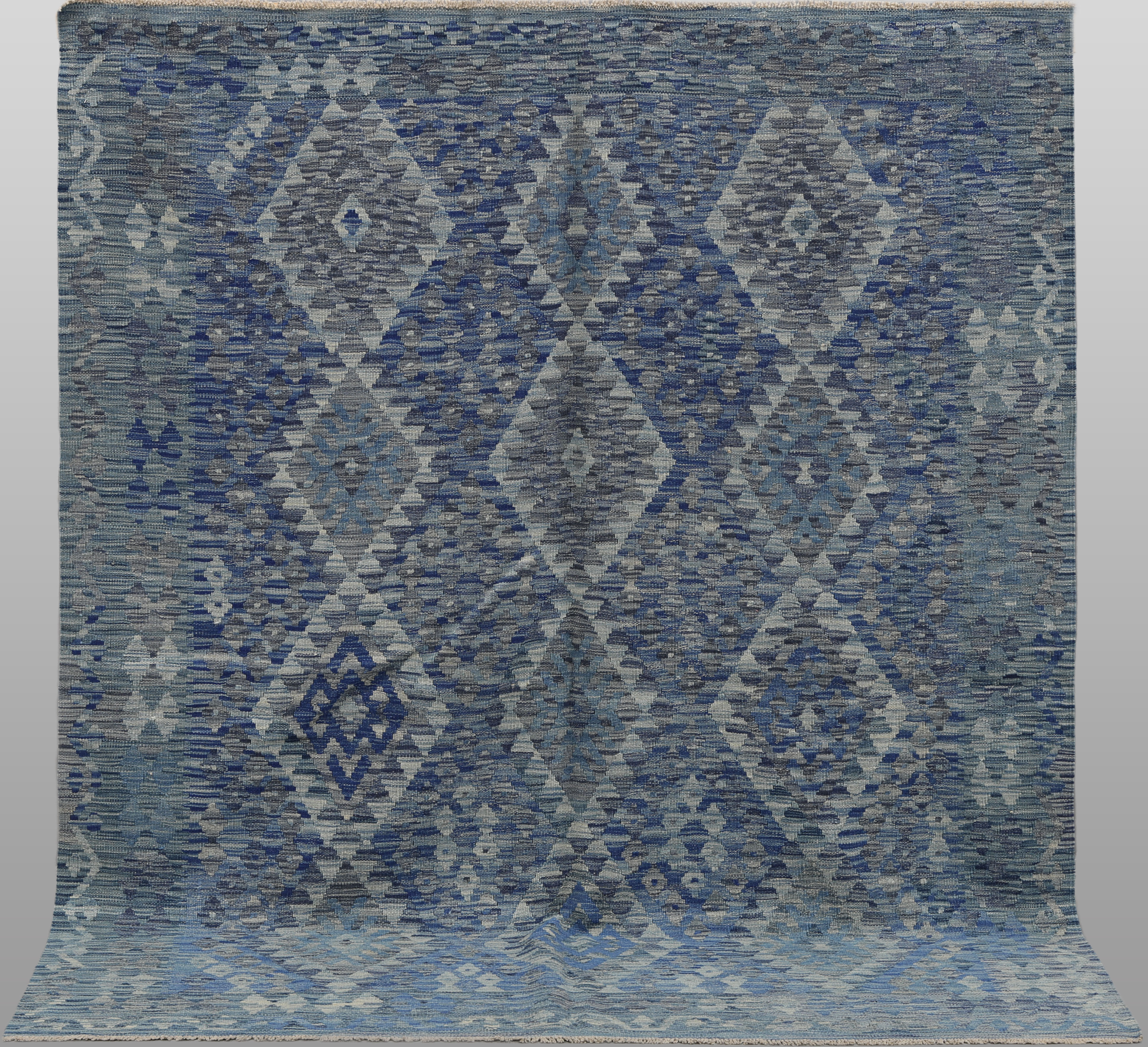 MATTA. Kelim klassisk design, 229 x 192 cm.