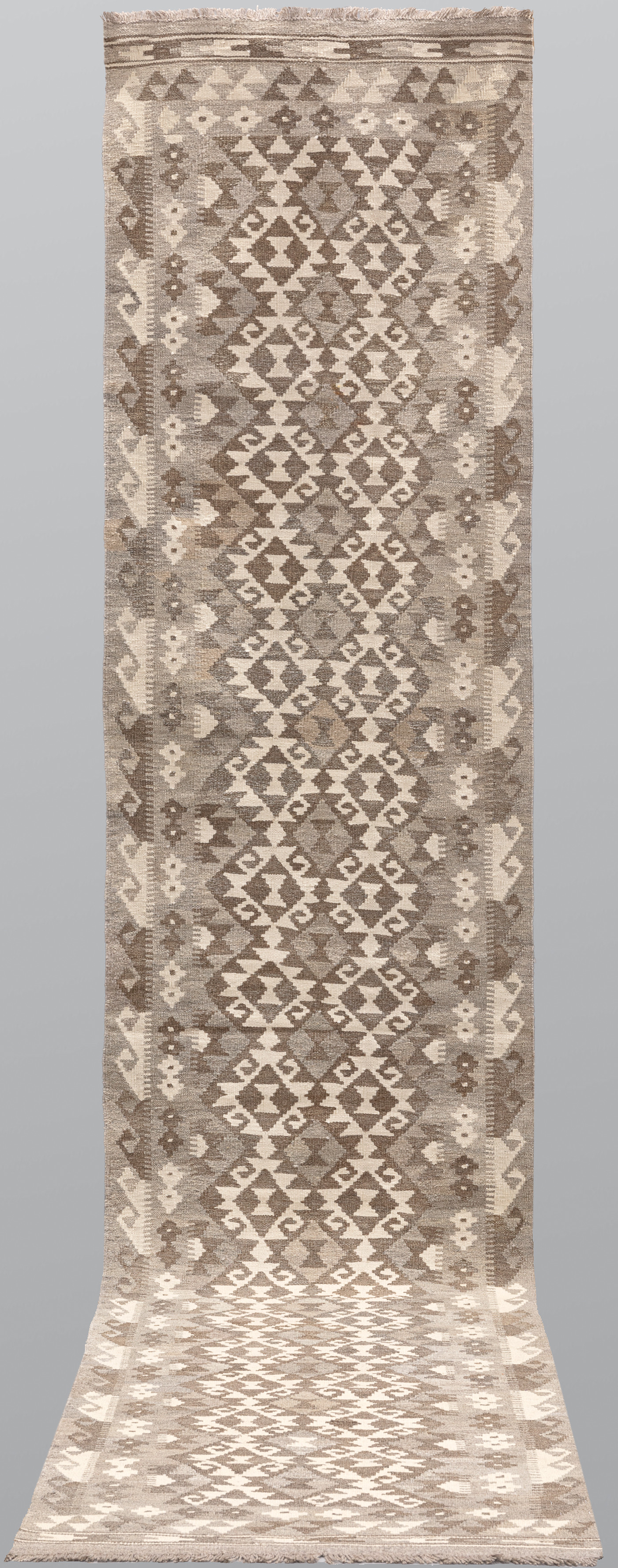 MATTA. Kelim naturfärgad gallerimodell, 392 x 79 cm.