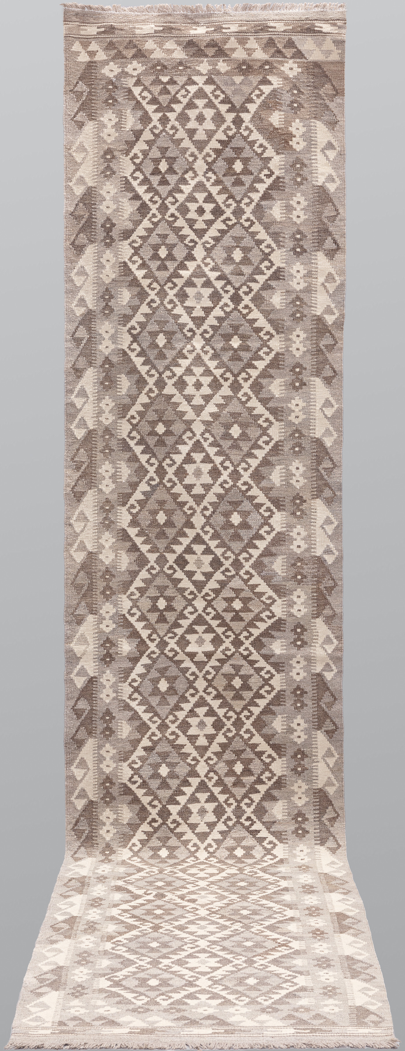 MATTA. Kelim naturfärgad gallerimodell, 396 x 80 cm.