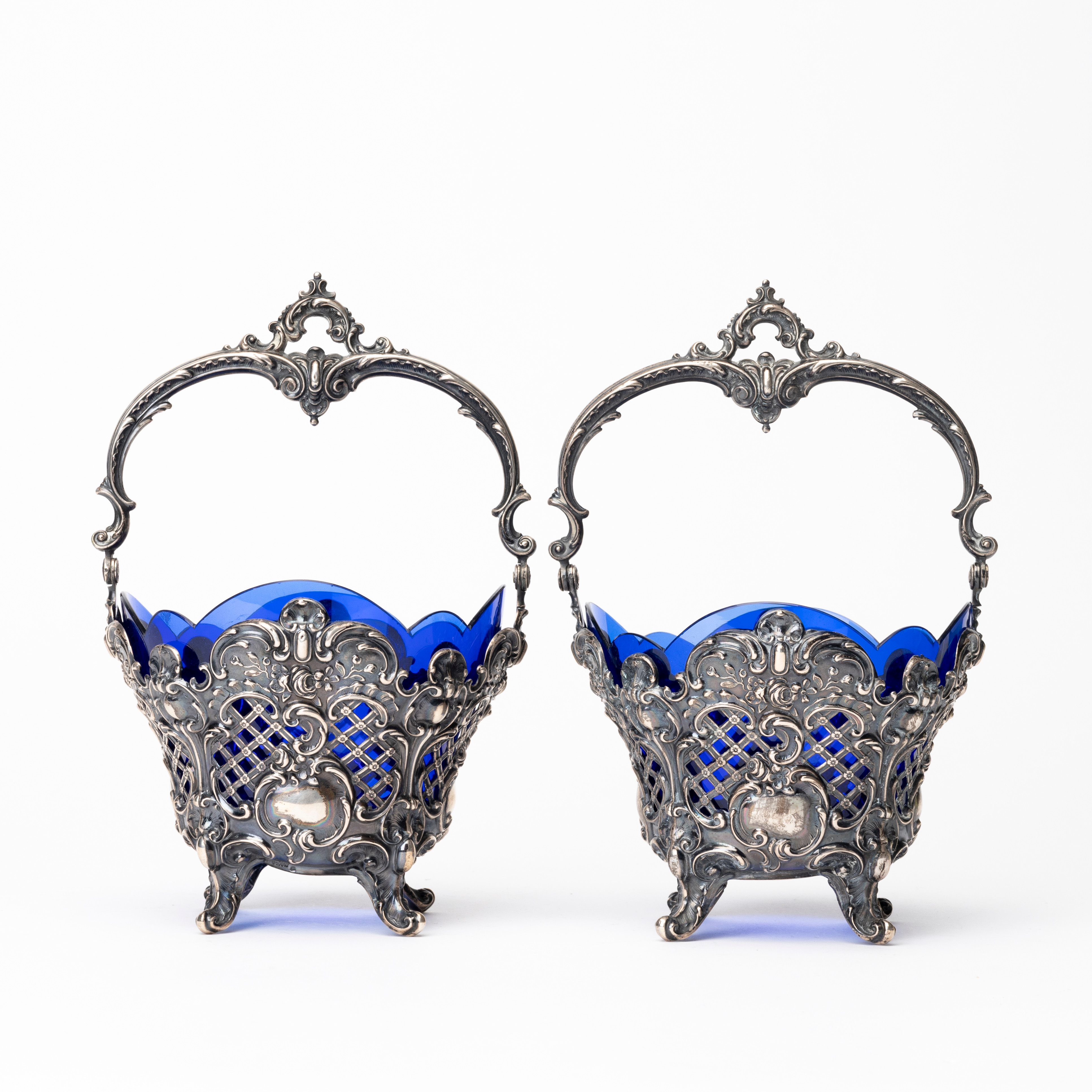 KORGSKÅLAR med hänklar, 1 par, silver med blå glasskålar, rokokostil, troligen Bruckmann & Söhne, Tyskland, 1800-talets andra hälft.