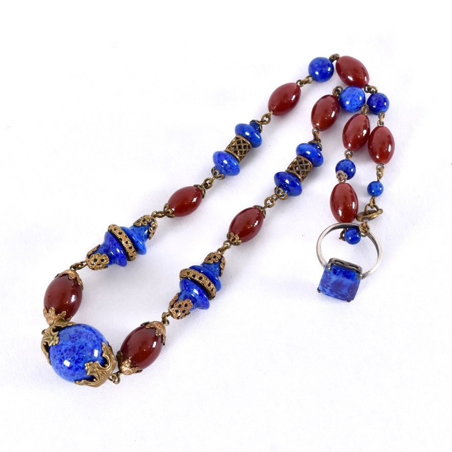 HALSSMYCKE, förgylld mässing med lapis lazuli och karneol, l 42 cm.