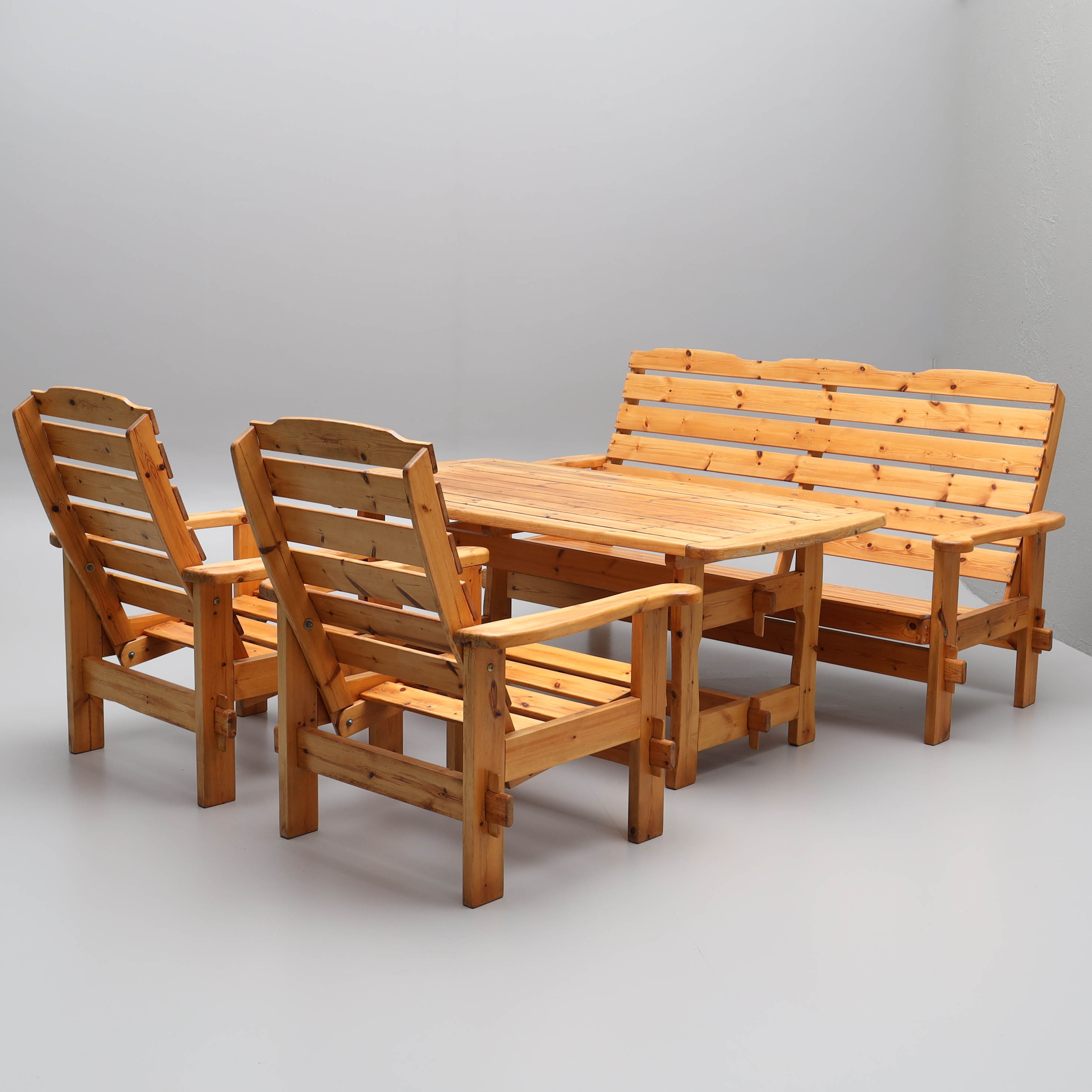 TRÄDGÅRDSGRUPP, 4 delar, furu, Hillerstorp, 1900-tal.