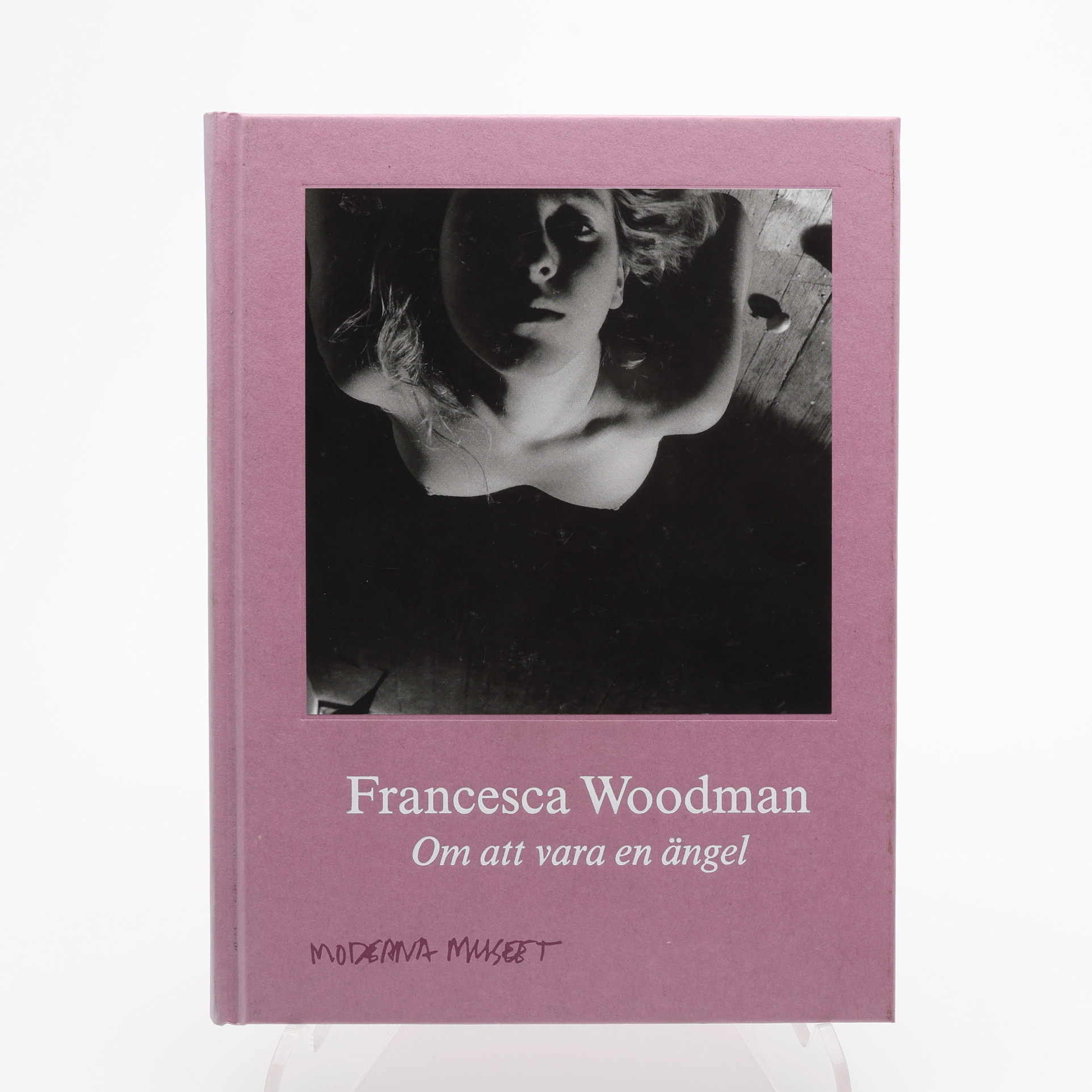 FOTO. DEN AMERIKANSKE FOTOGRAFEN FRANCESCA WOODMANS UTSTÄLLNINGSBOK "OM ATT VARA EN ÄNGEL" FRÅN MODERNA MUSEET, 2015.