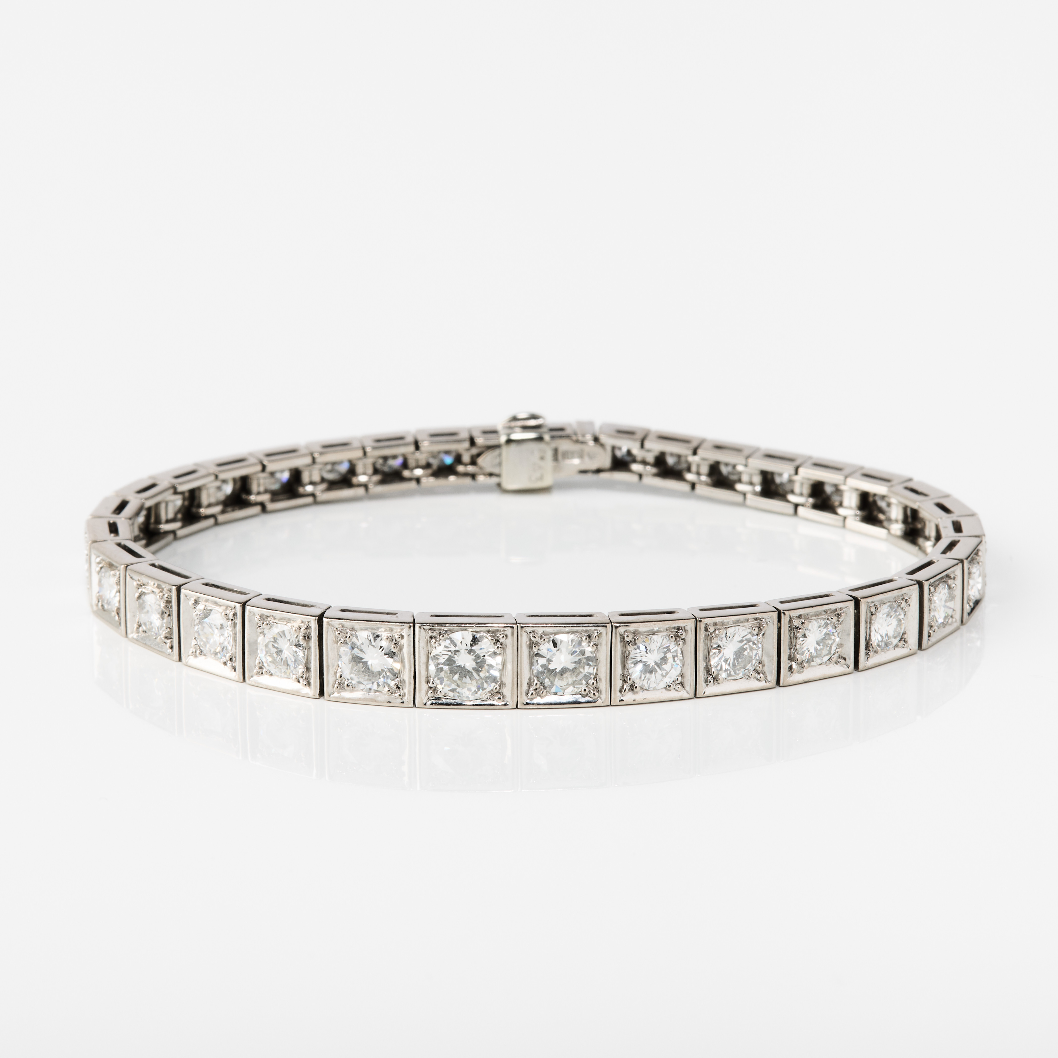 ARMBAND, 18K vitguld med diamanter, Lawepe. Stockholm 1972.