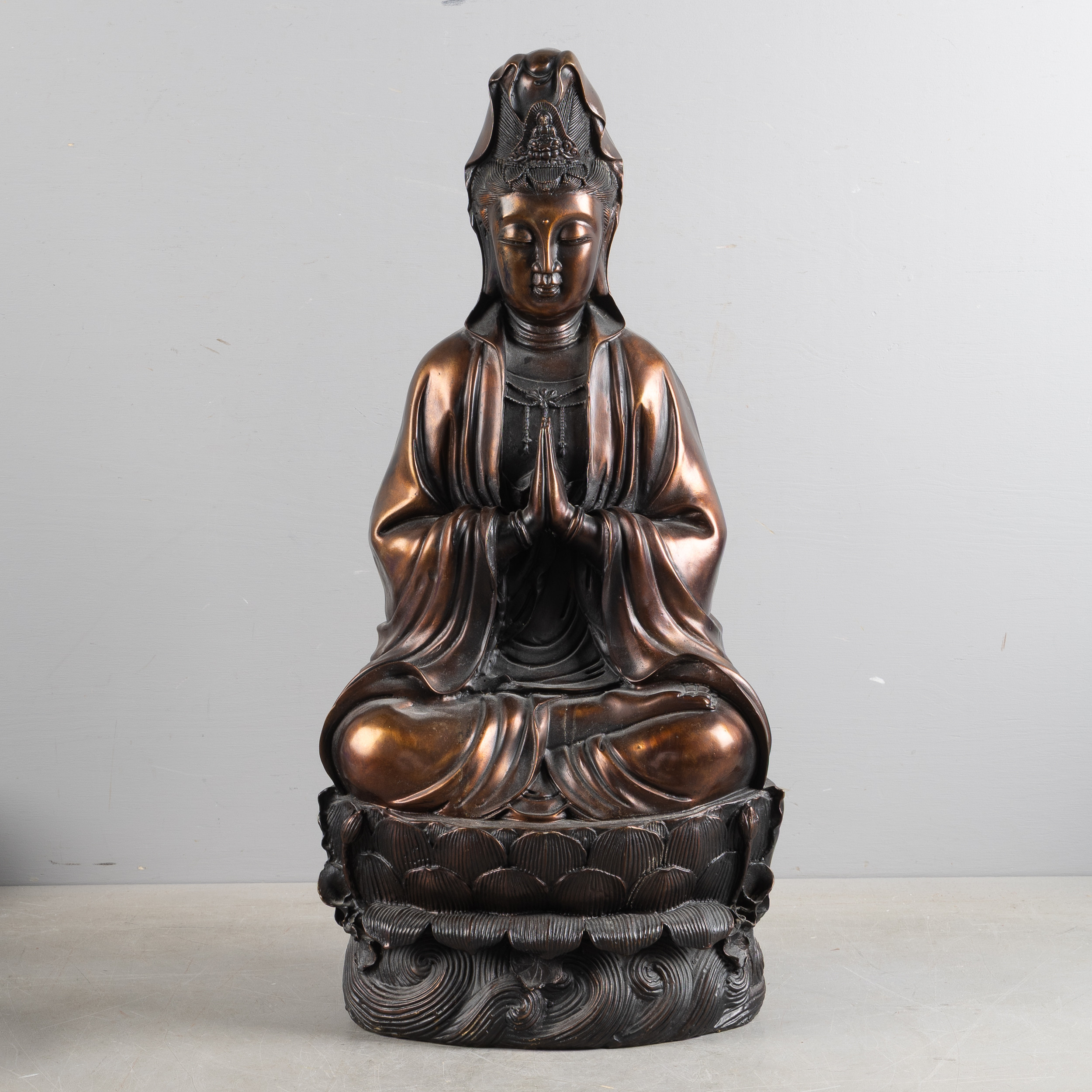 SKULPTUR, Buddha, kopparfärgad metall, 1900-tal.