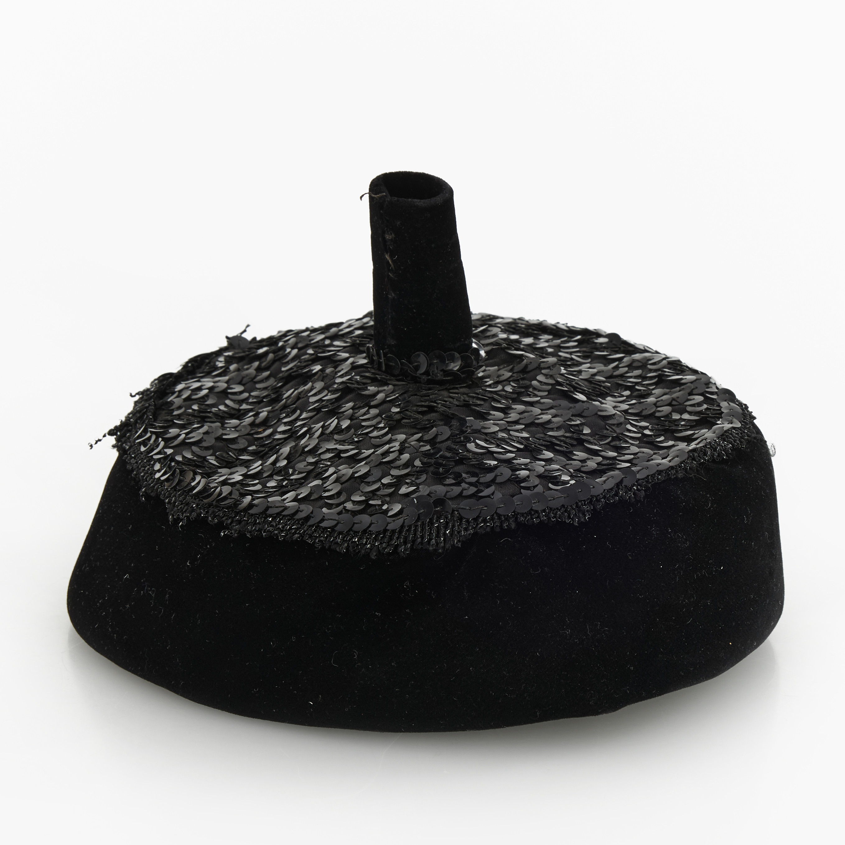 CHRISTIAN DIOR, hatt i svart sidensammet med paljettbrodyr, 1950/60-tal.