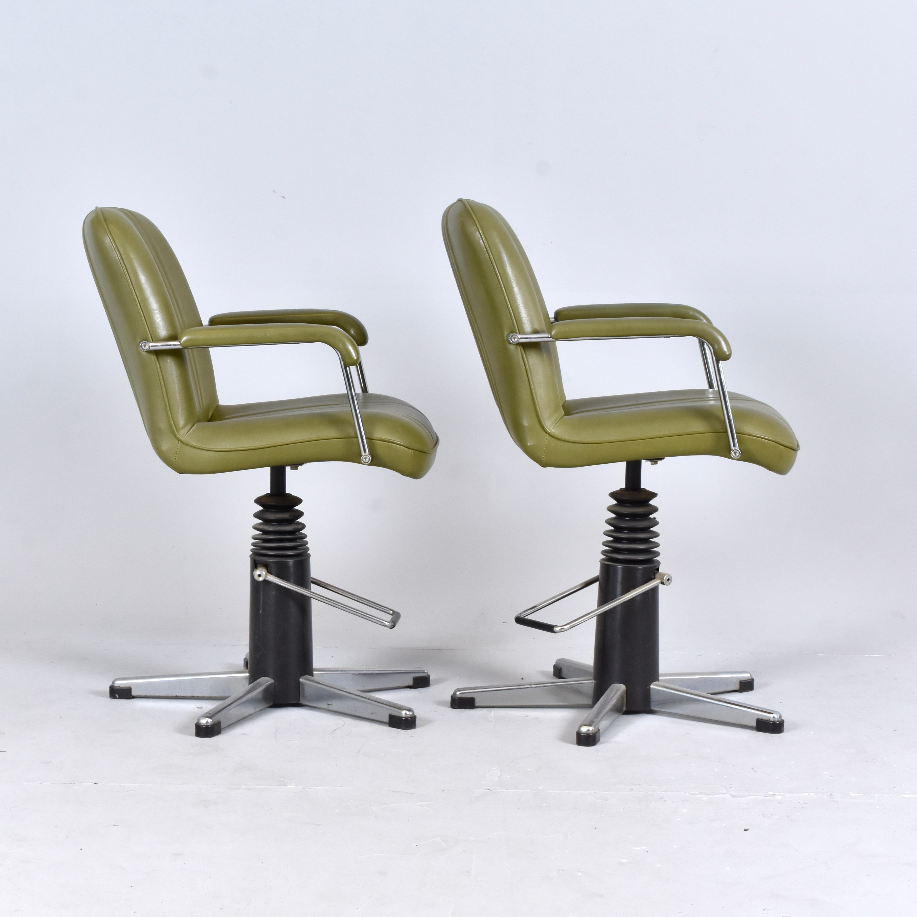 FRISÖRSTOLAR, 1 par, metall med grön konstläderklädsel, Welonda.