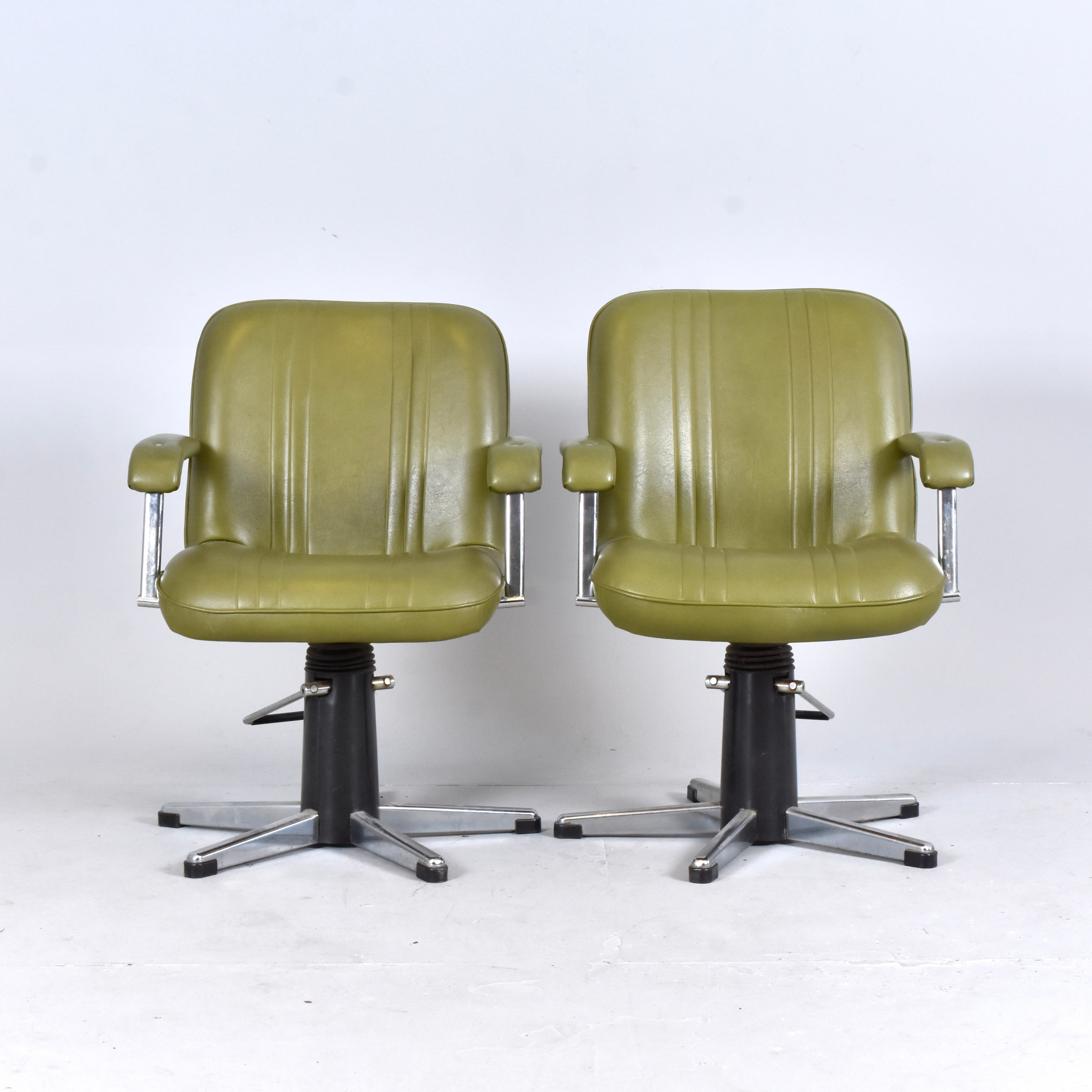 FRISÖRSTOLAR, 1 par, metall med grön konstläderklädsel, Welonda.