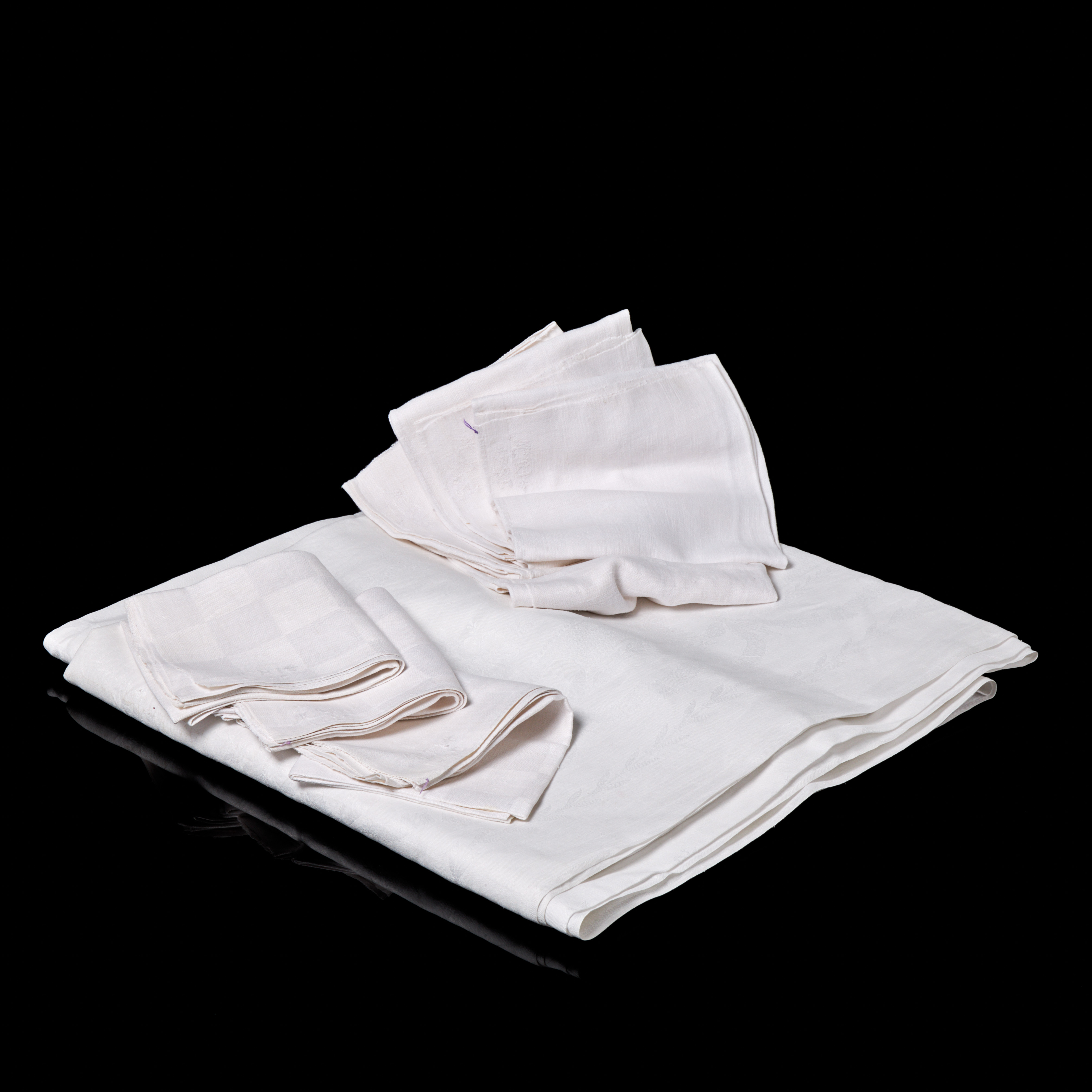 BORDSDUK samt SERVETTER. Linnedamast, duk, 1800 tal, med dekor av strödda blommor bred bård rosor och bandrosett, servetter kvadratiskt mönster med brodyr monogram samt 1785.