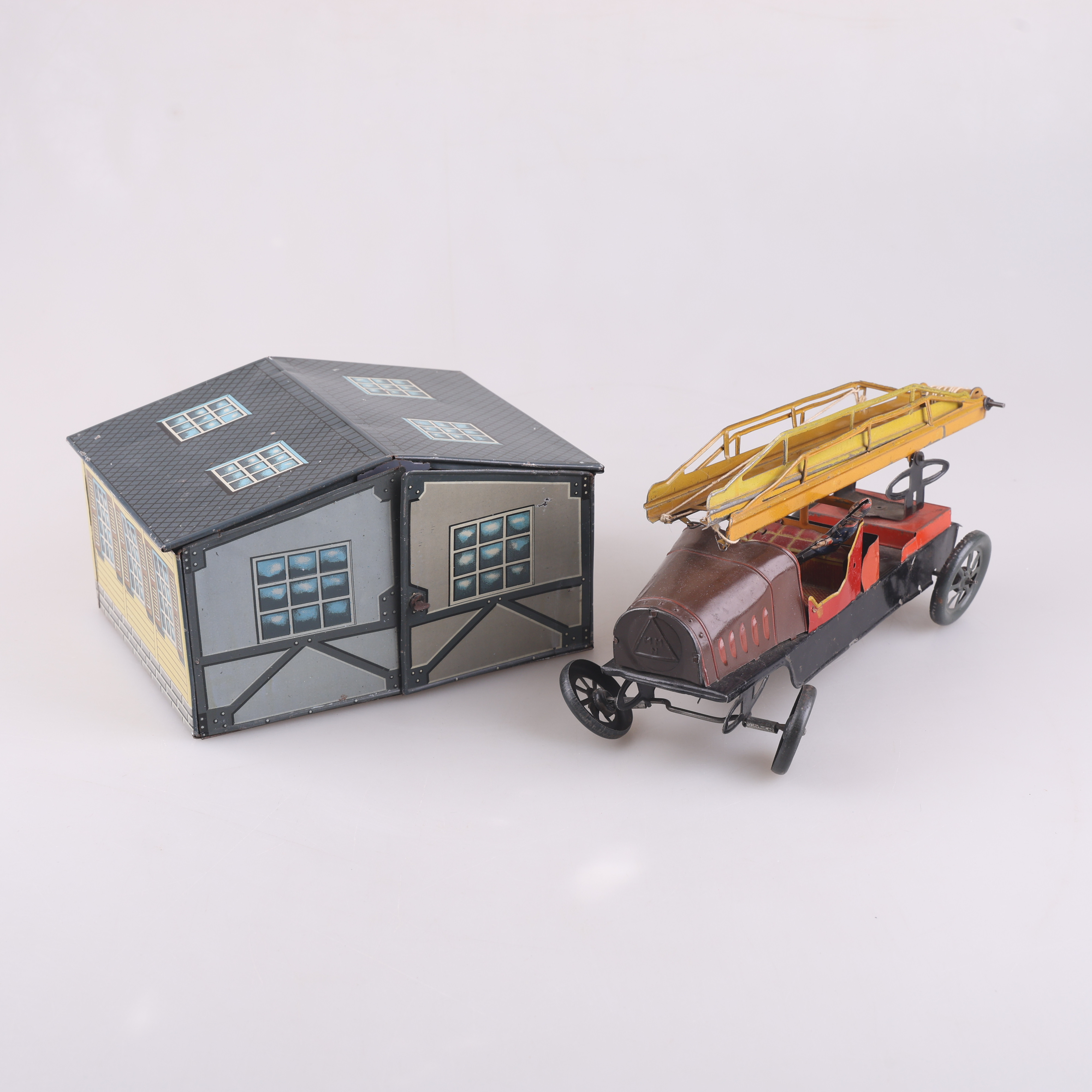 PLÅTLEKSAKER, brandbil och garage, plåt, tidigt 1900-tal.