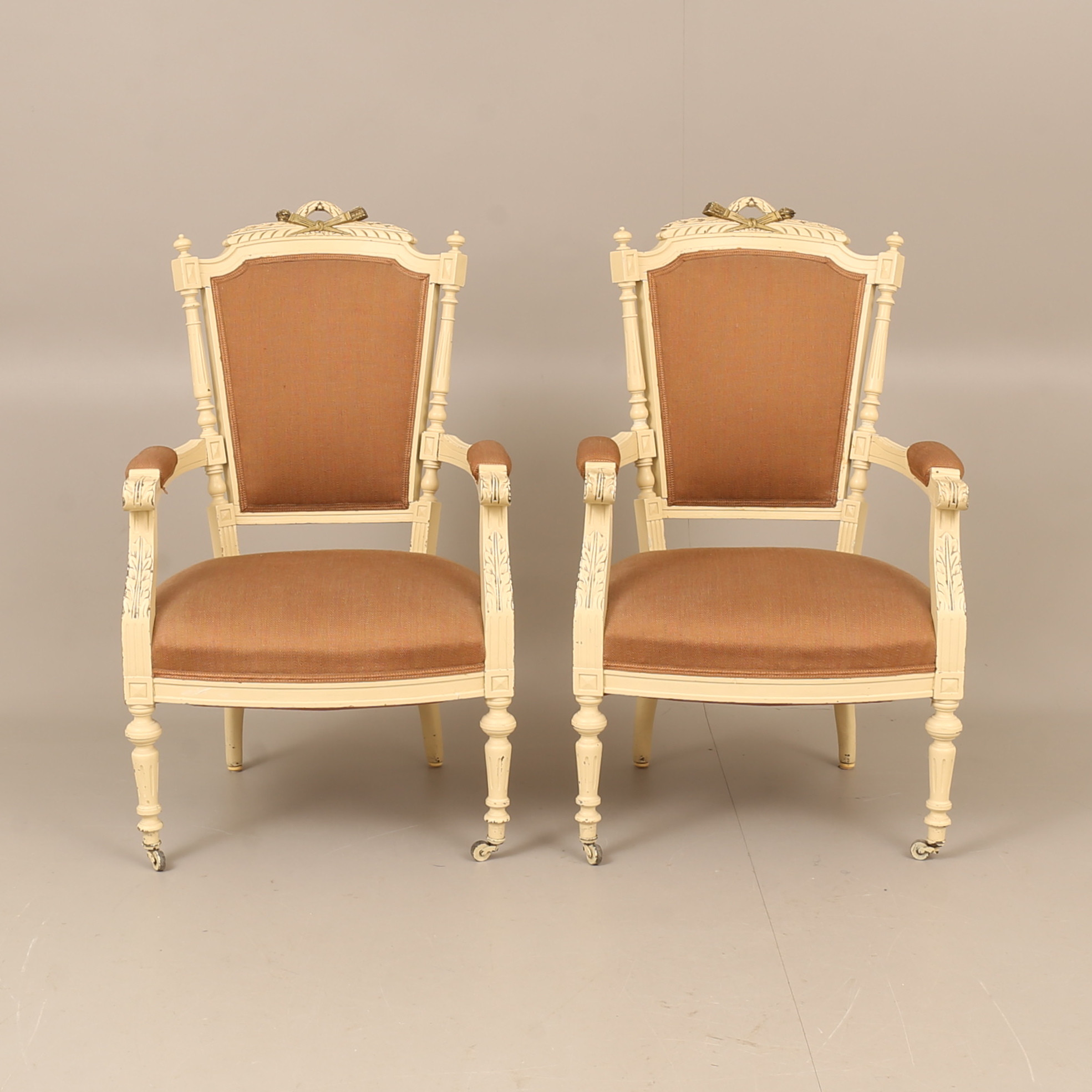 KARMSTOLAR, 2 stycken, bemålat trä, Louis XVI-stil, sent 1800-tal.