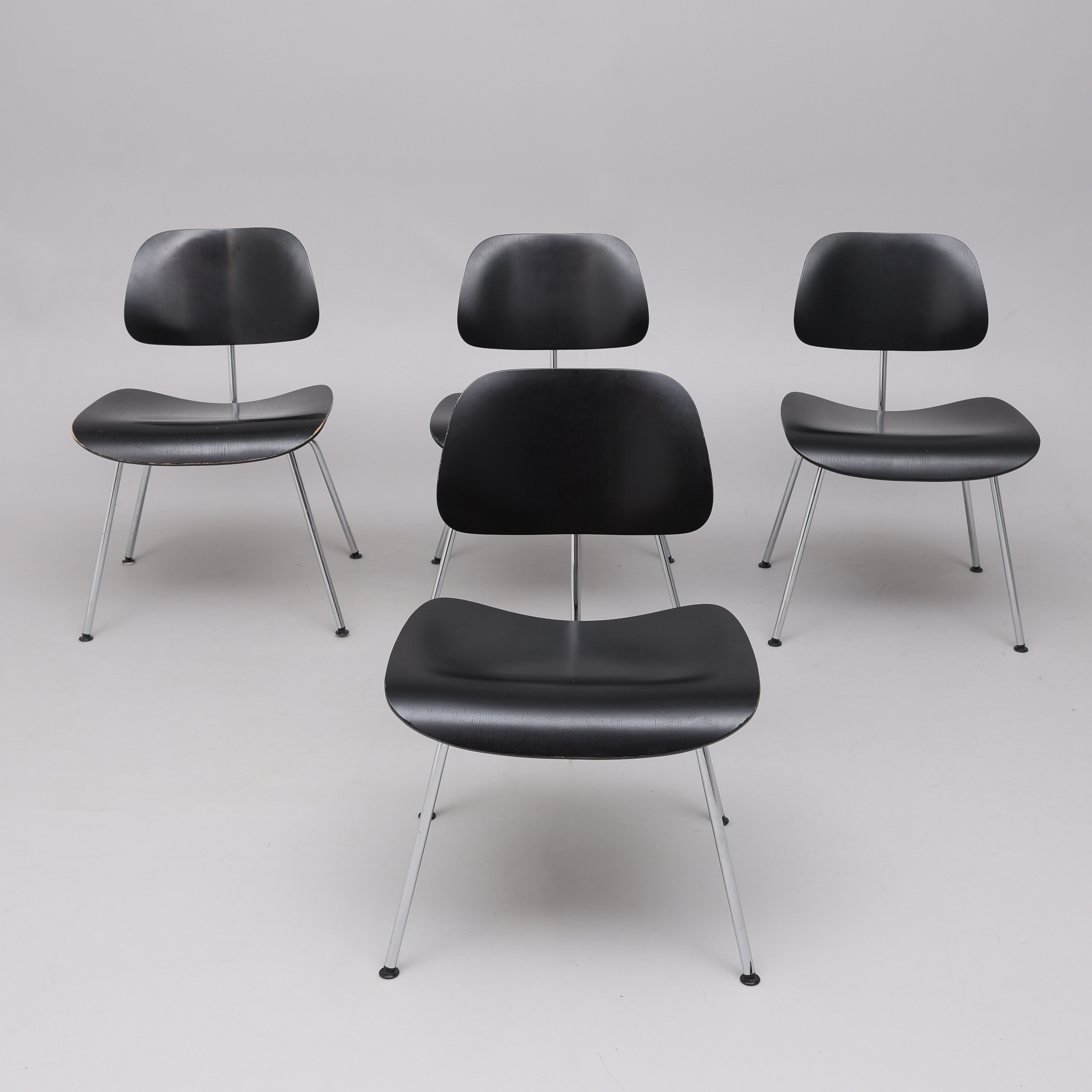 CHARLES & RAY EAMES. STOLAR, 4 ST, DCM PLYWOOD GROUP DINING CHAIR, VITRA, OMKRING SEKELSKIFTET 19/2000.