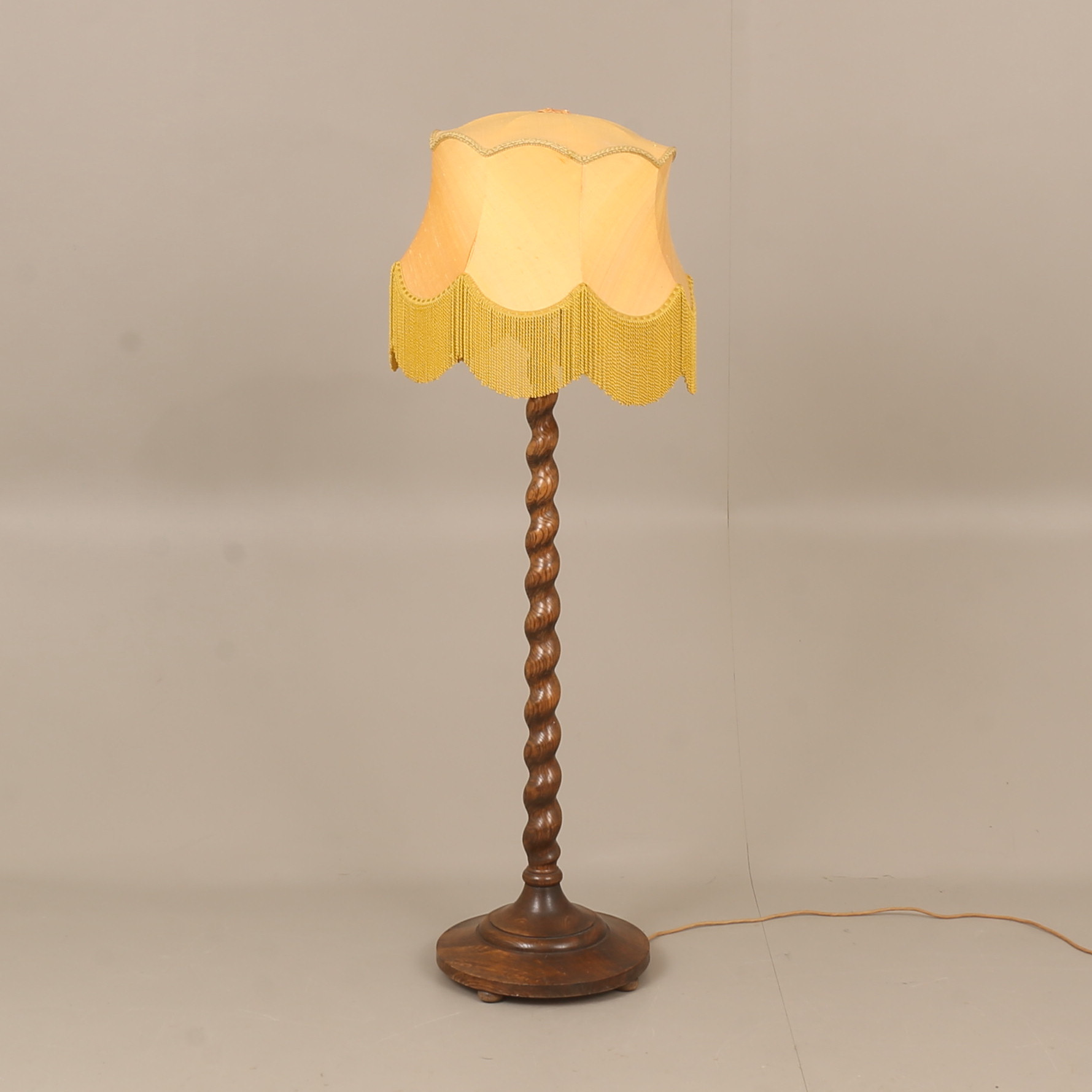 GOLVLAMPA, ek, vriden fot, 1900-talets första hälft.