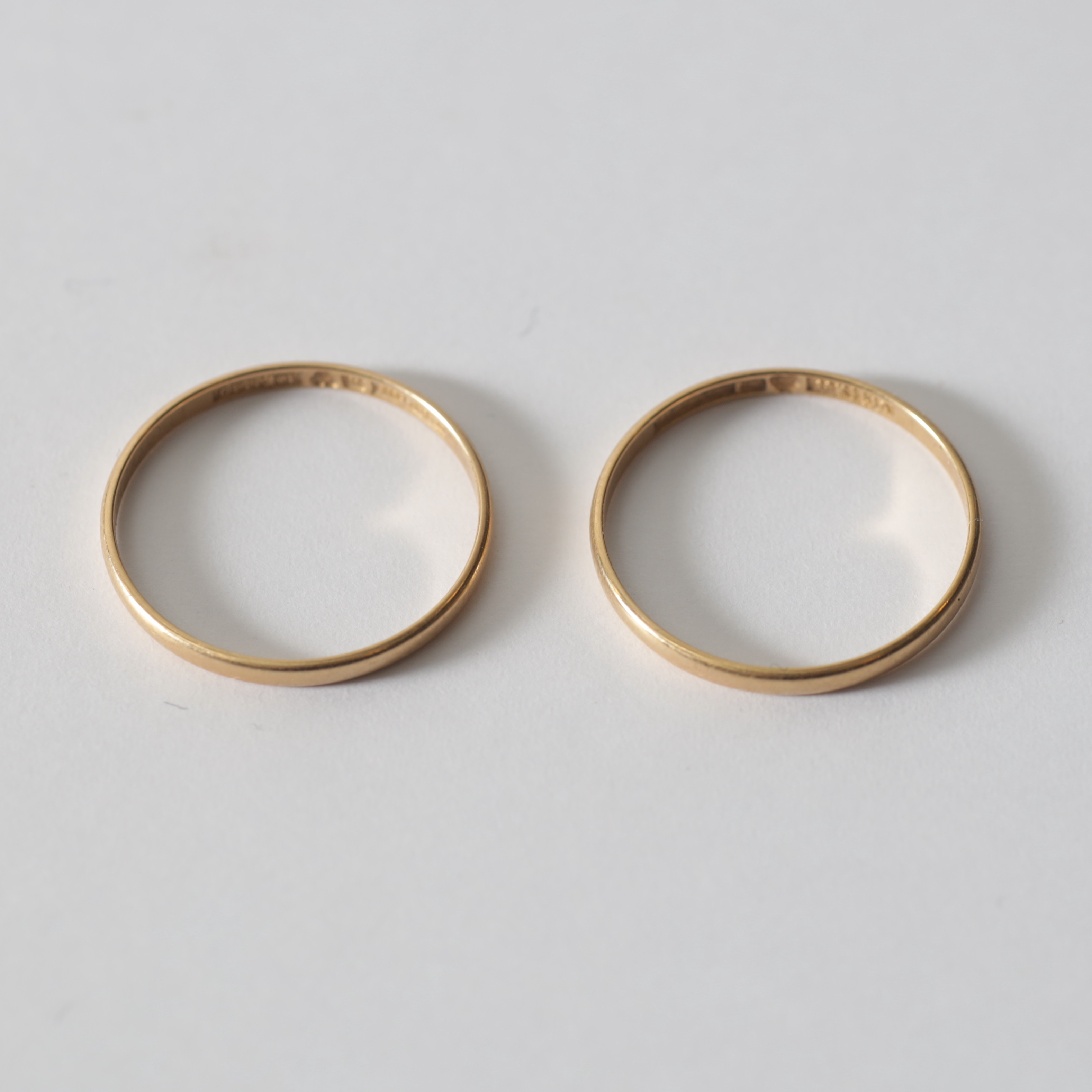 RINGAR, 2 st, 18K guld, Ceson Guldvaru. A.B, Göteborg, 1985. Totalvikt ca 1,8 gram.