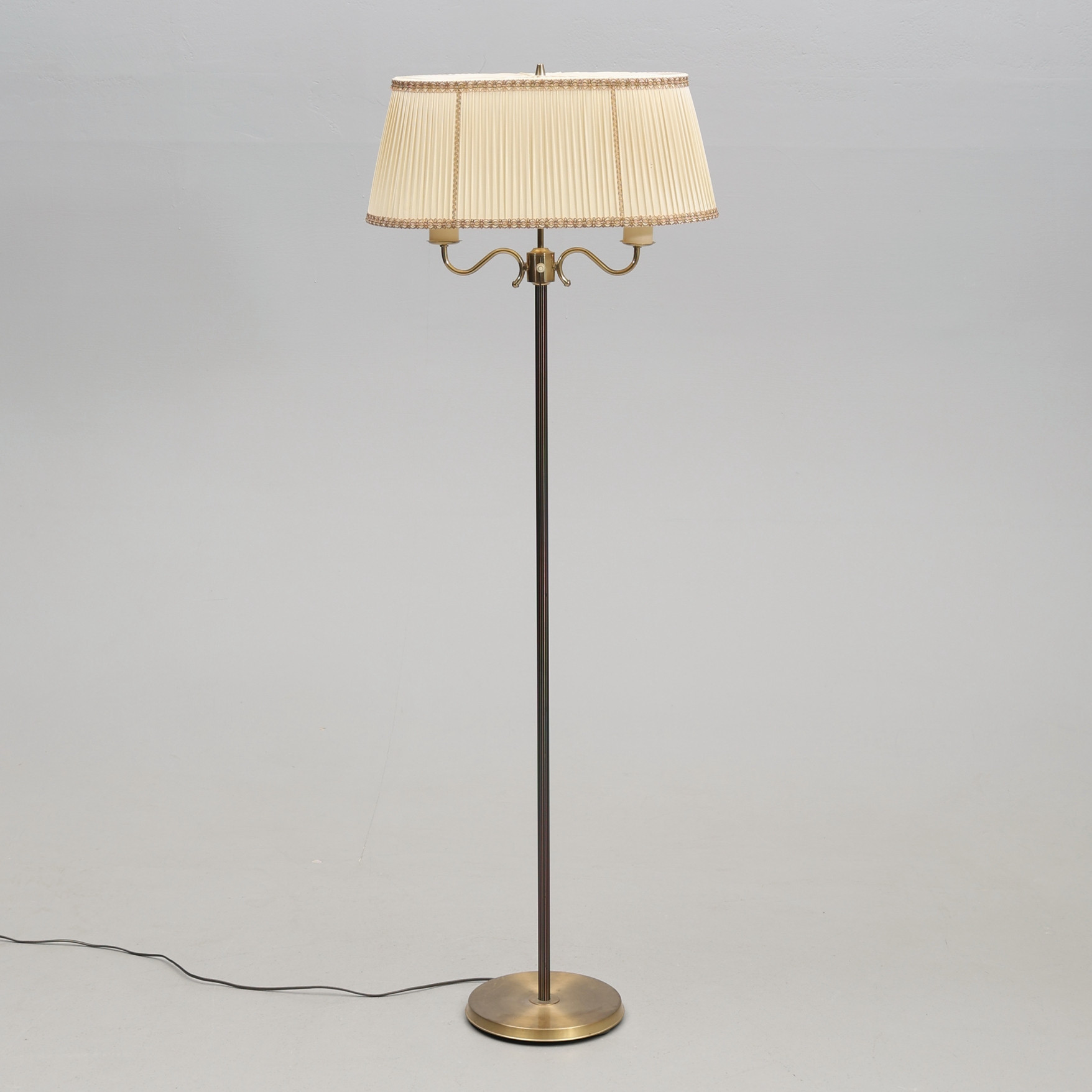 GOLVLAMPA Mässing, 1900-talets mitt.