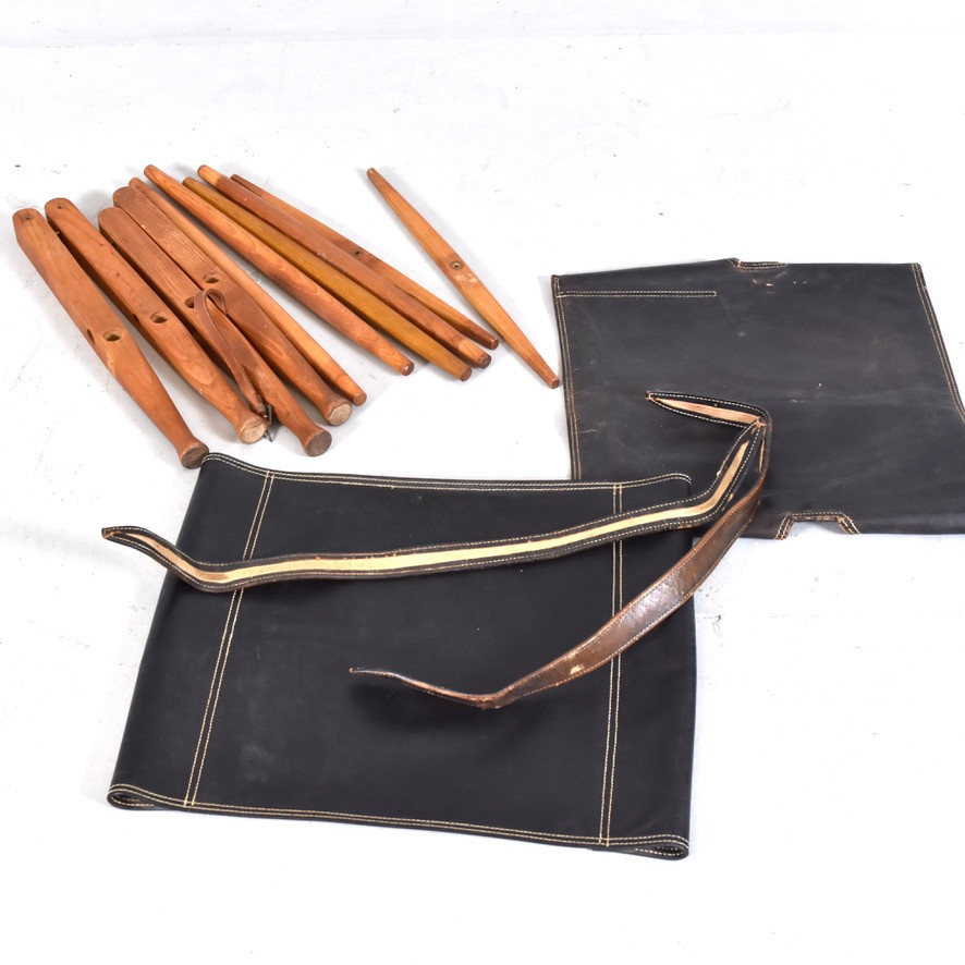 KAARE KLINT. armstol, ek med svart läderklädsel, så kallad Safaristol.