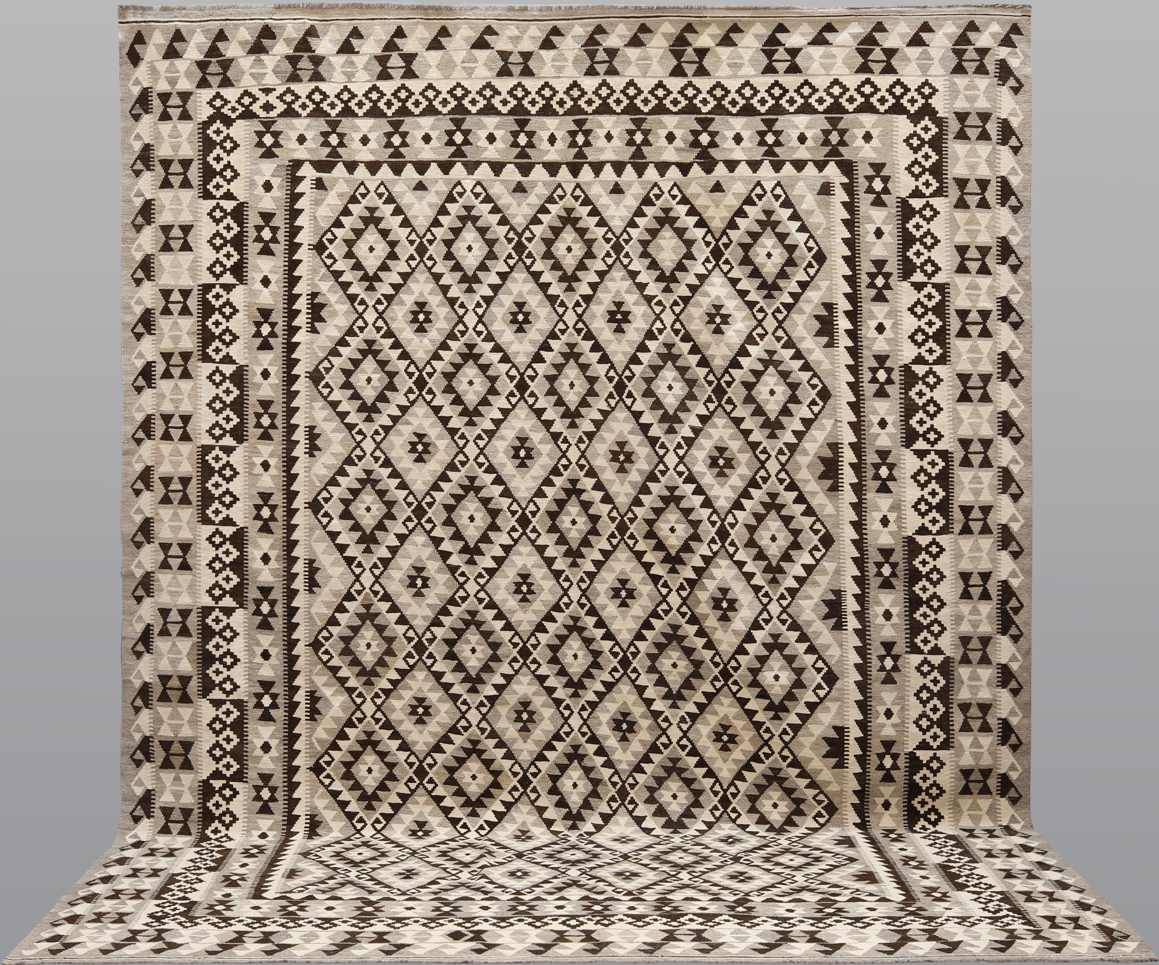 MATTA. Kelim naturfärgad, 397 x 306 cm.