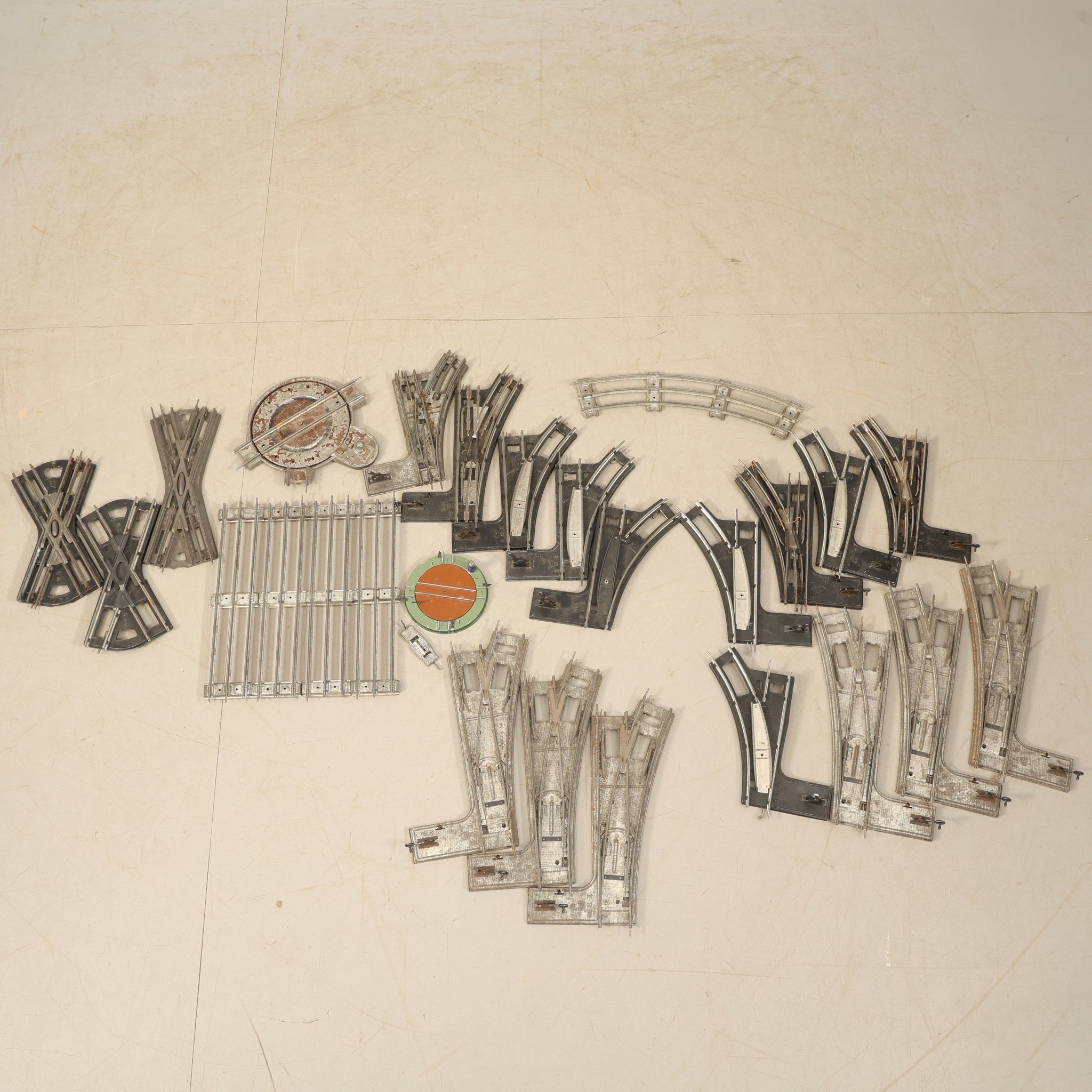 TÅGRÄLS, 24 delar, Märklin, skala 1:1, metall, Tyskland, 1900-talets första hälft.