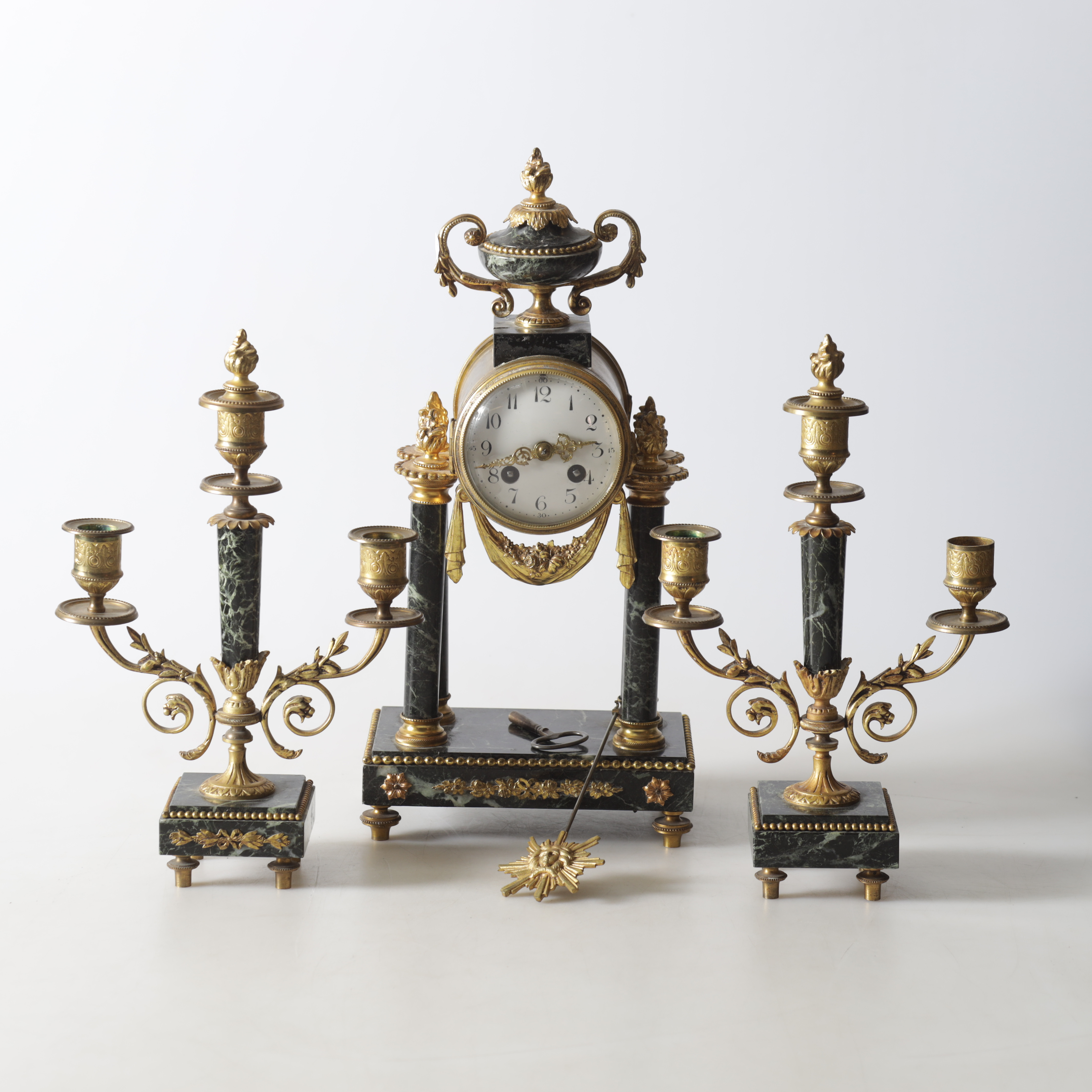 BORDSGARNITYR, 3 delar, mässing & marmor, Louis XVI-stil, 1900-talets början.