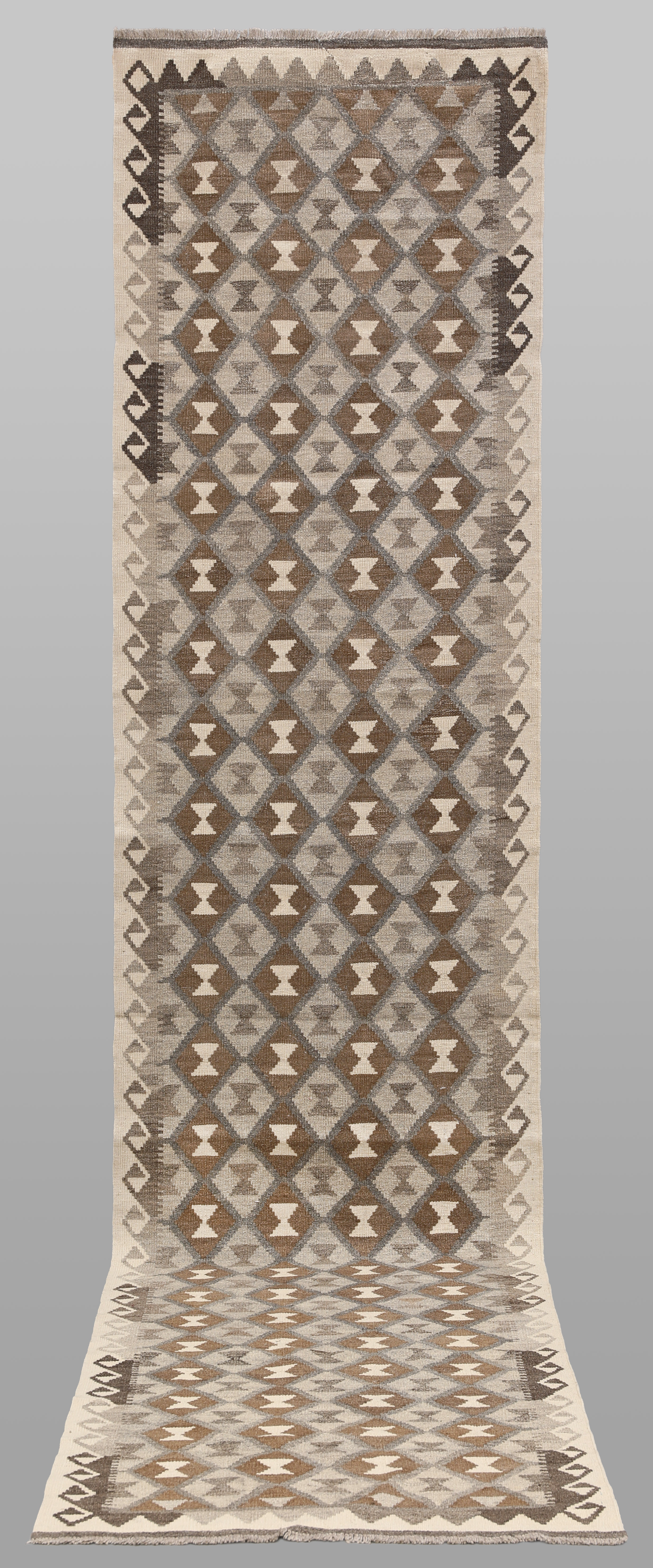 MATTA. Kelim naturfärgad gallerimodell, 391 x 85 cm.