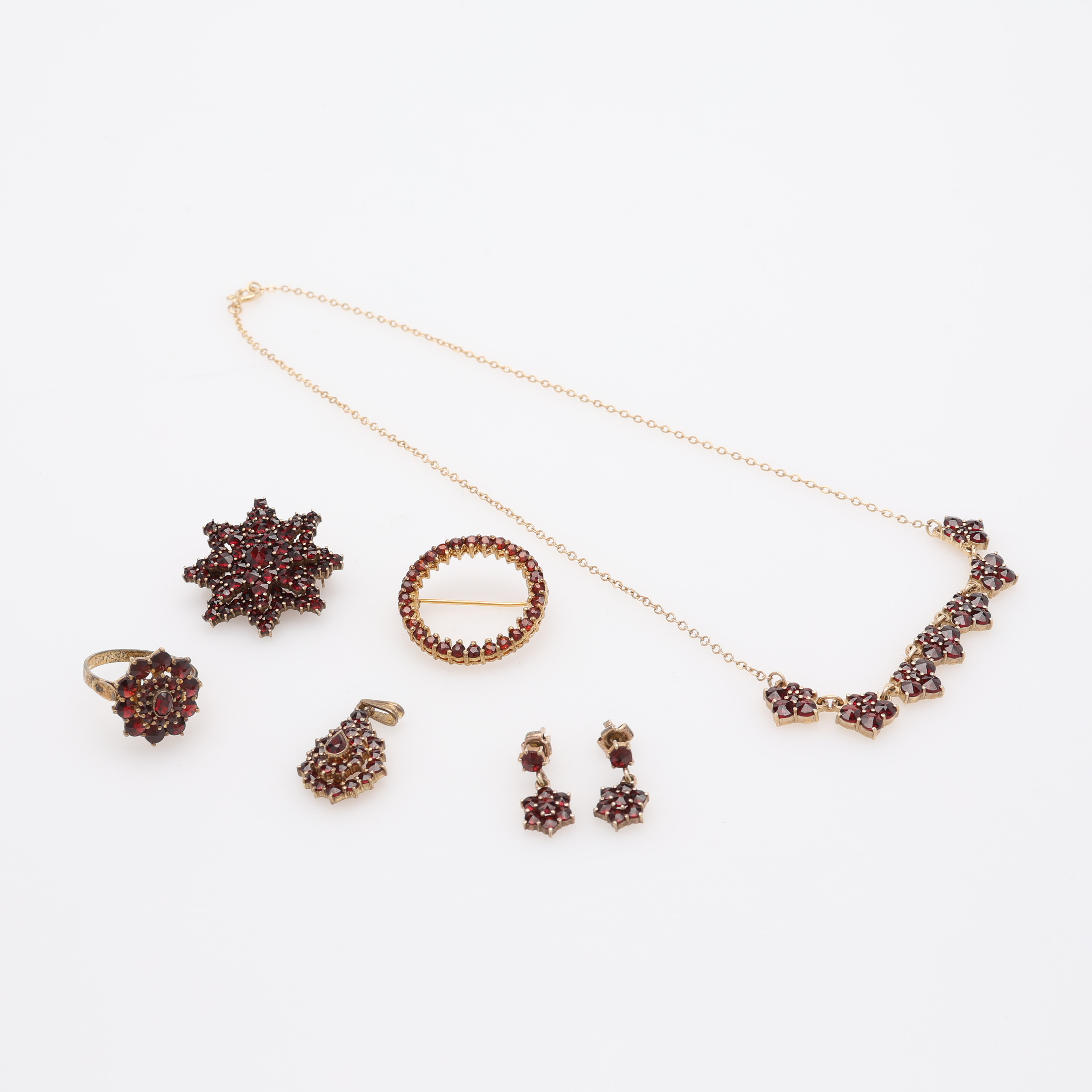 SMYCKEN, SEX DELAR, FÖRGYLLD METALL OCH GRANATER.