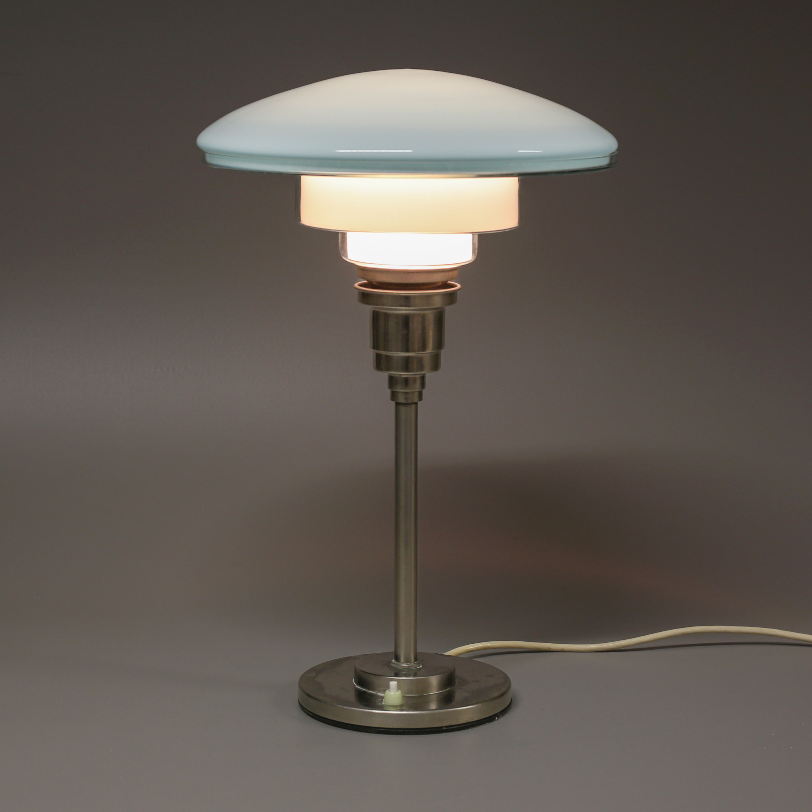 OTTO MÜLLER. Bordslampa, glas/metall, "Megaphos", Sistrah-Licht, Tyskland, 1930-tal.