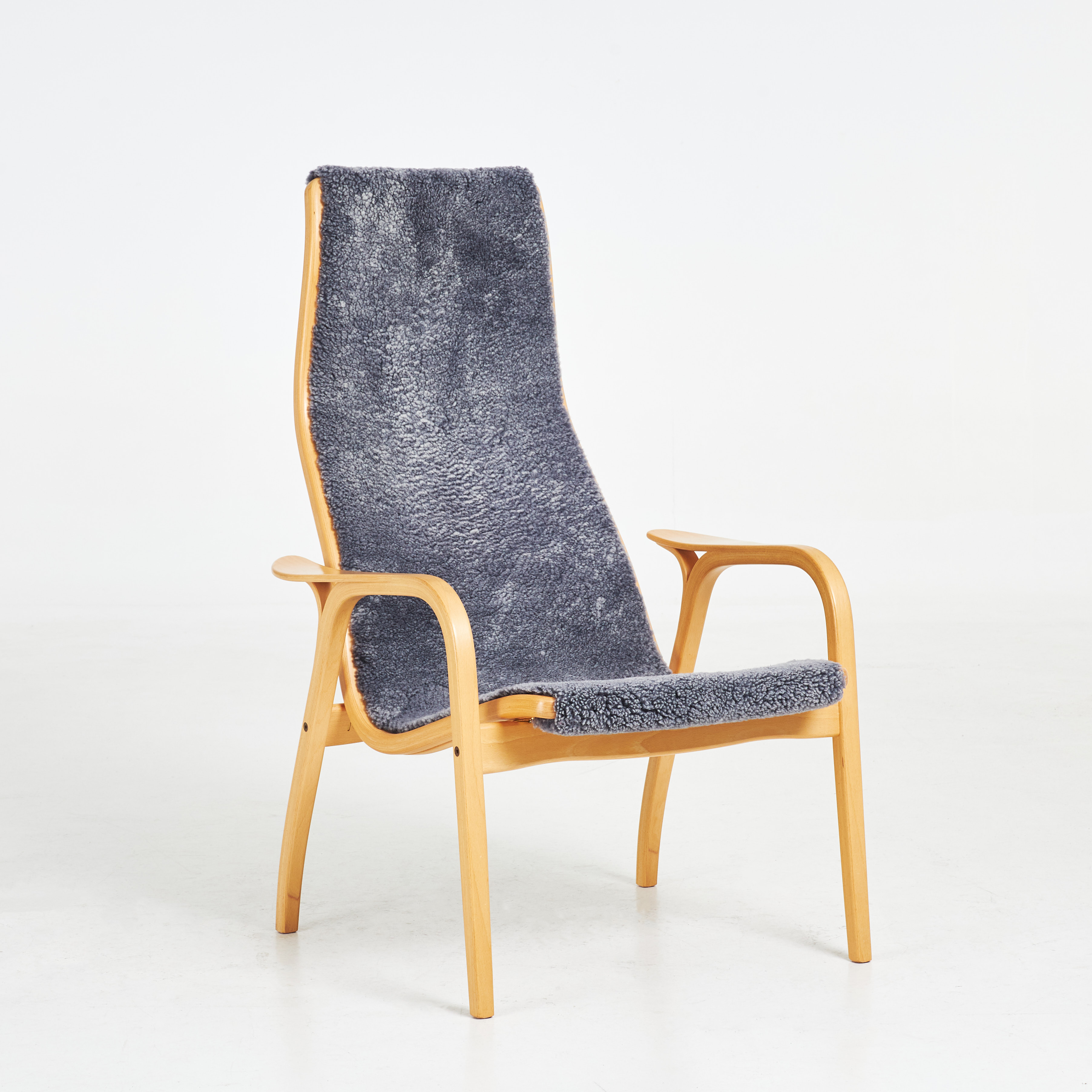 YNGVE EKSTRÖM. Fåtölj, "Lamino", klädsel i fårskinn, stomme i bok, brännmärkt, Swedese.