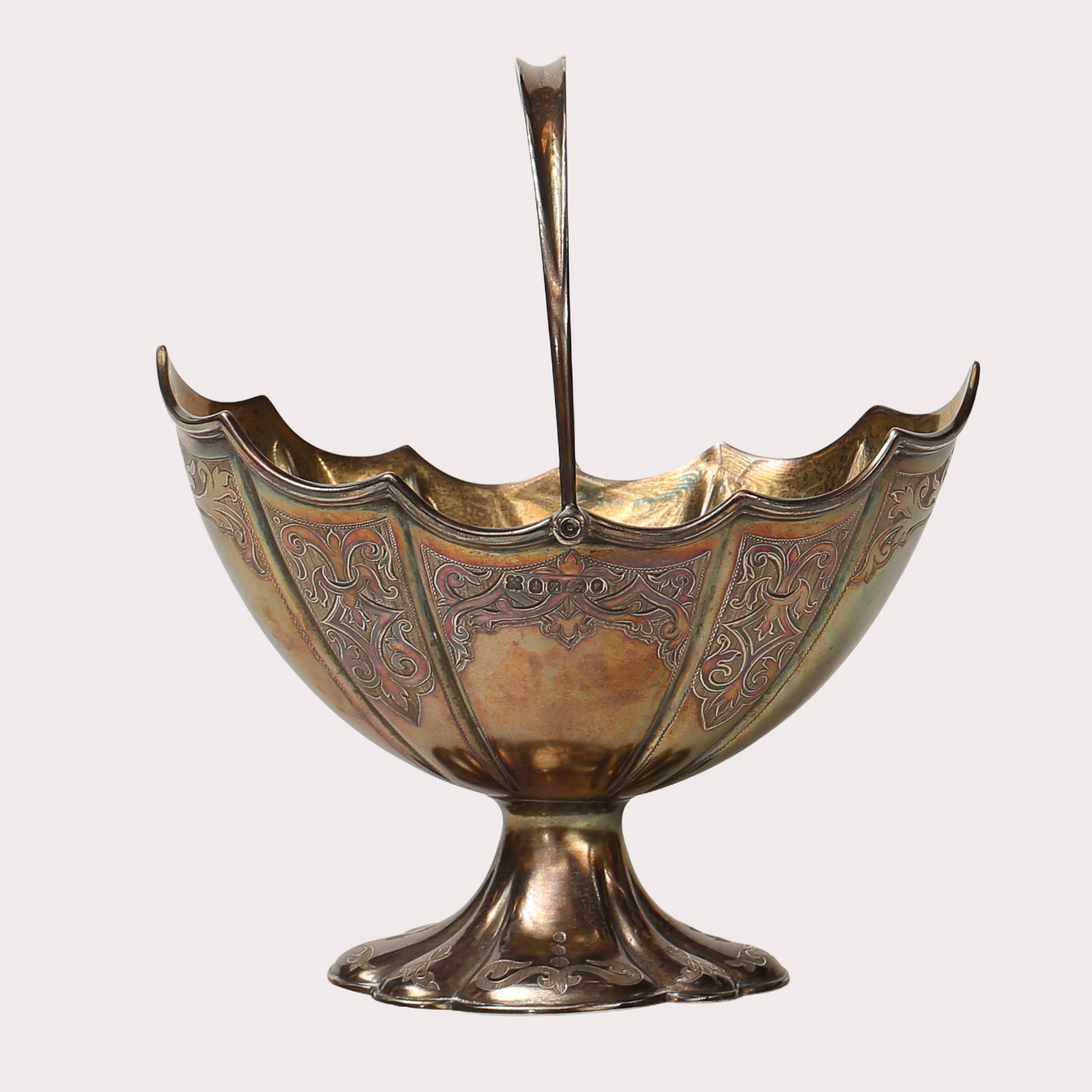 KONFEKTSKÅL MED BÄRHANDTAG, silver, 925/1000, invändigt förgylld. Ca. 1800-talets tredje fjärdedel. Totalvikt 240,8 gram.