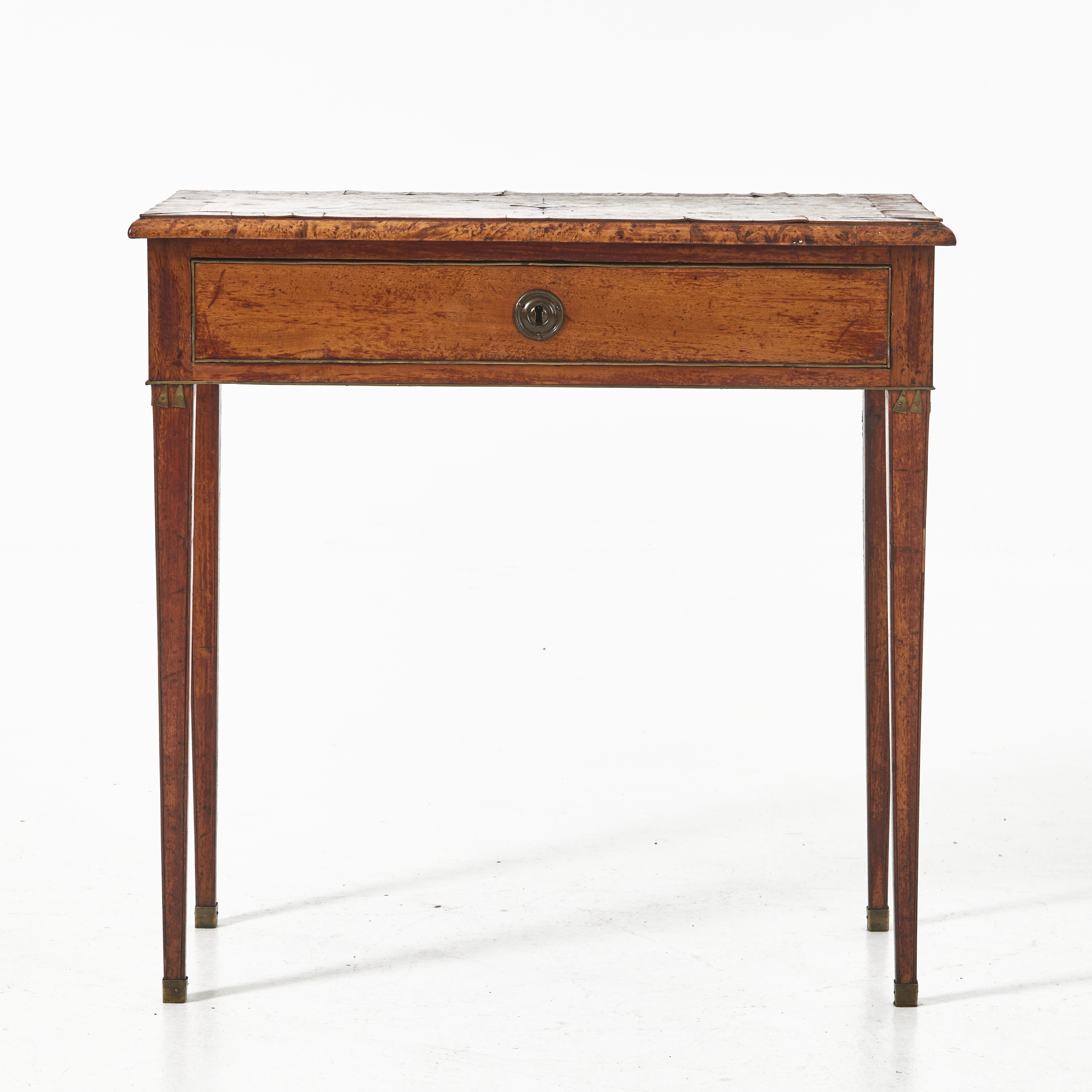 DAMARBETSBORD, 1800-talets början, sengustaviansk, låda i sarge, beslag och list i mässing, fanerat i mahogny, och alrot.