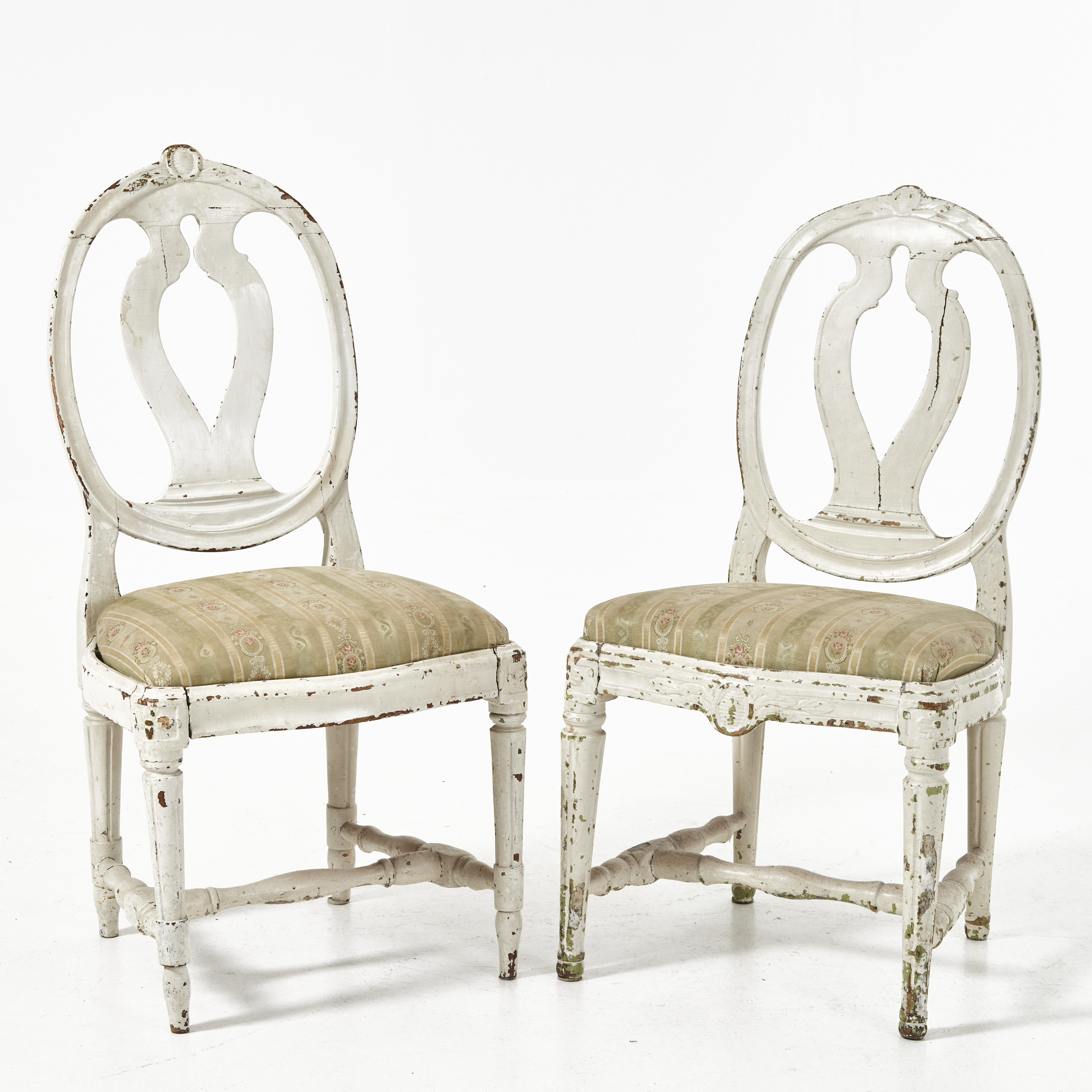 STOLAR, 2 st., gustavianska stockholmsarbeten, 1700-talets andra hälft, träskuren dekor.