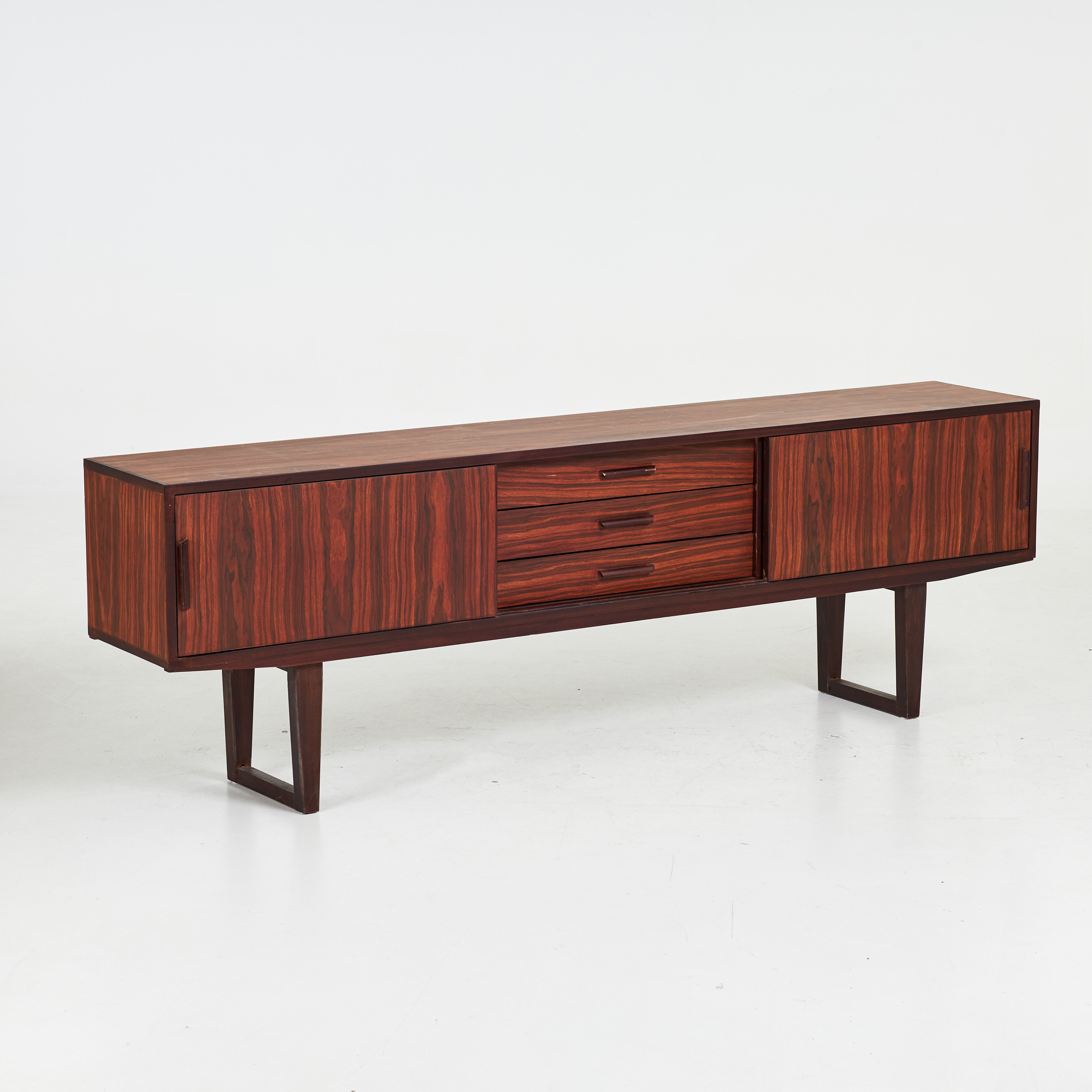 SIDEBOARD, fanérat i teak med imitationsbemålning, skjutbara dörrar med bakomliggande hyllplan och utdragslådor, 1900-talets senare hälft.