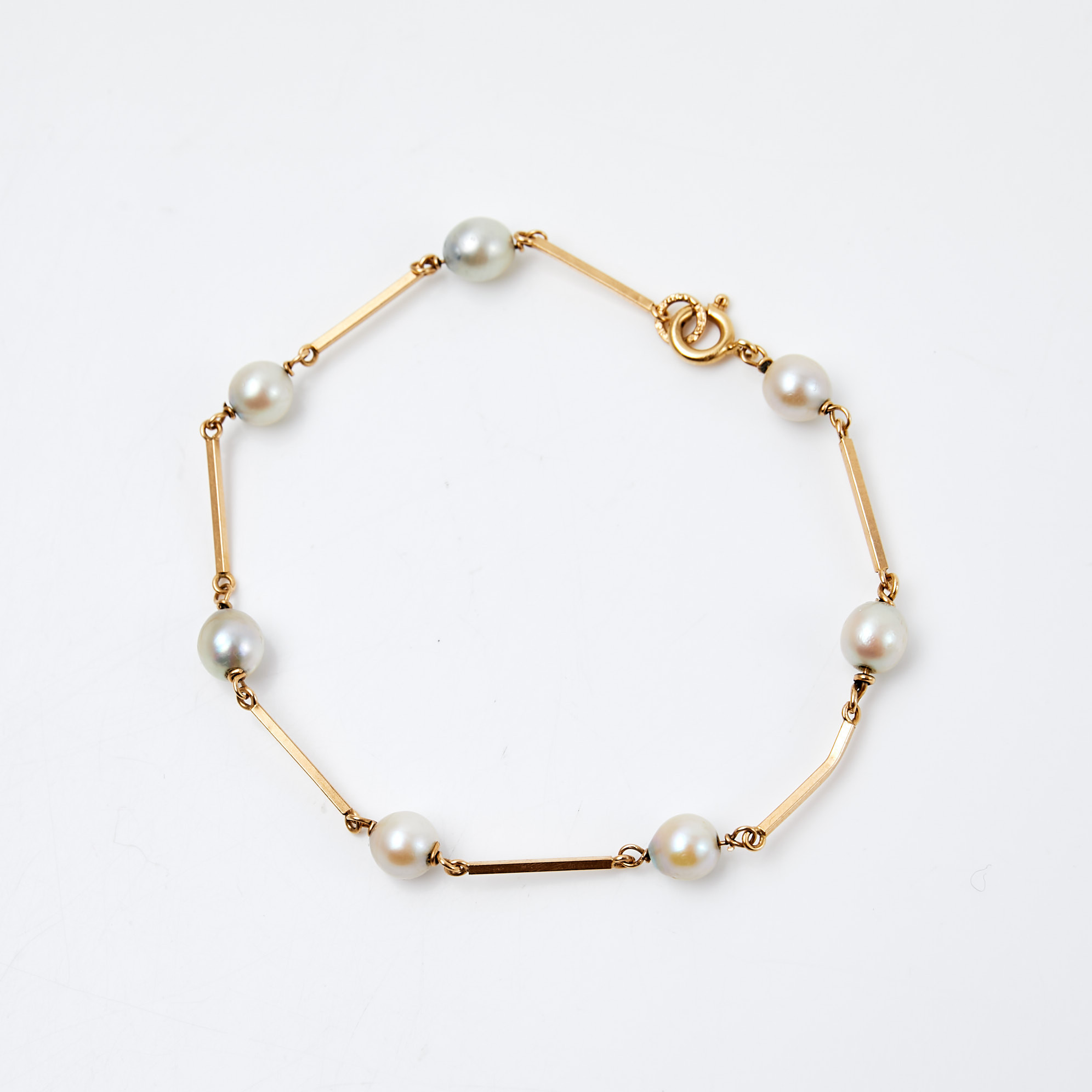 ARMBAND, 18 k guld, stavlänk med mellanliggande odlade saltvattenspärlor, ca 5,5-5,7 mm.