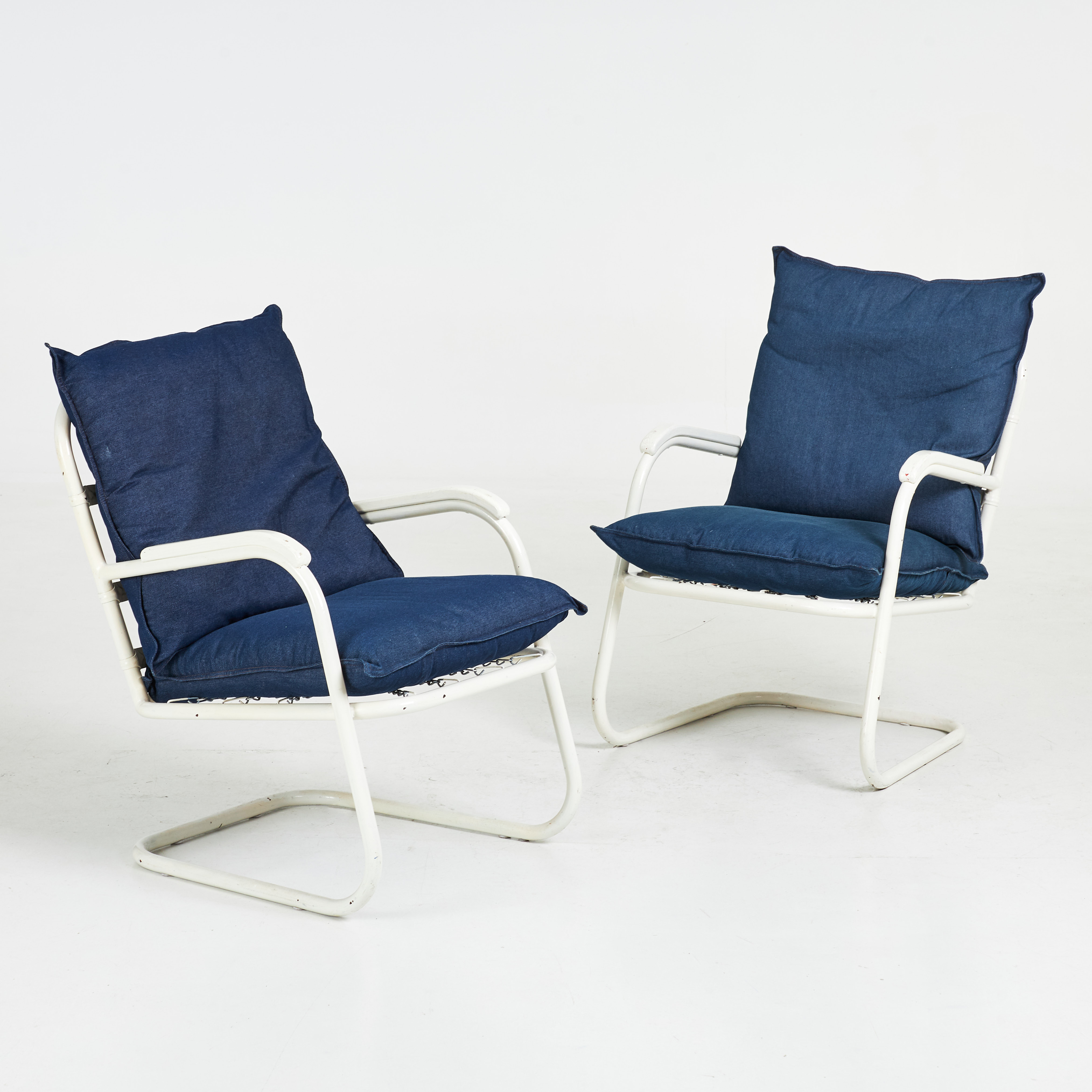 HERMAN MUNTHE-KAAS. fåtöljer, ett par, Norge, 1930-tal, vitlackerat stål, plymåer klädda i jeanstyg.